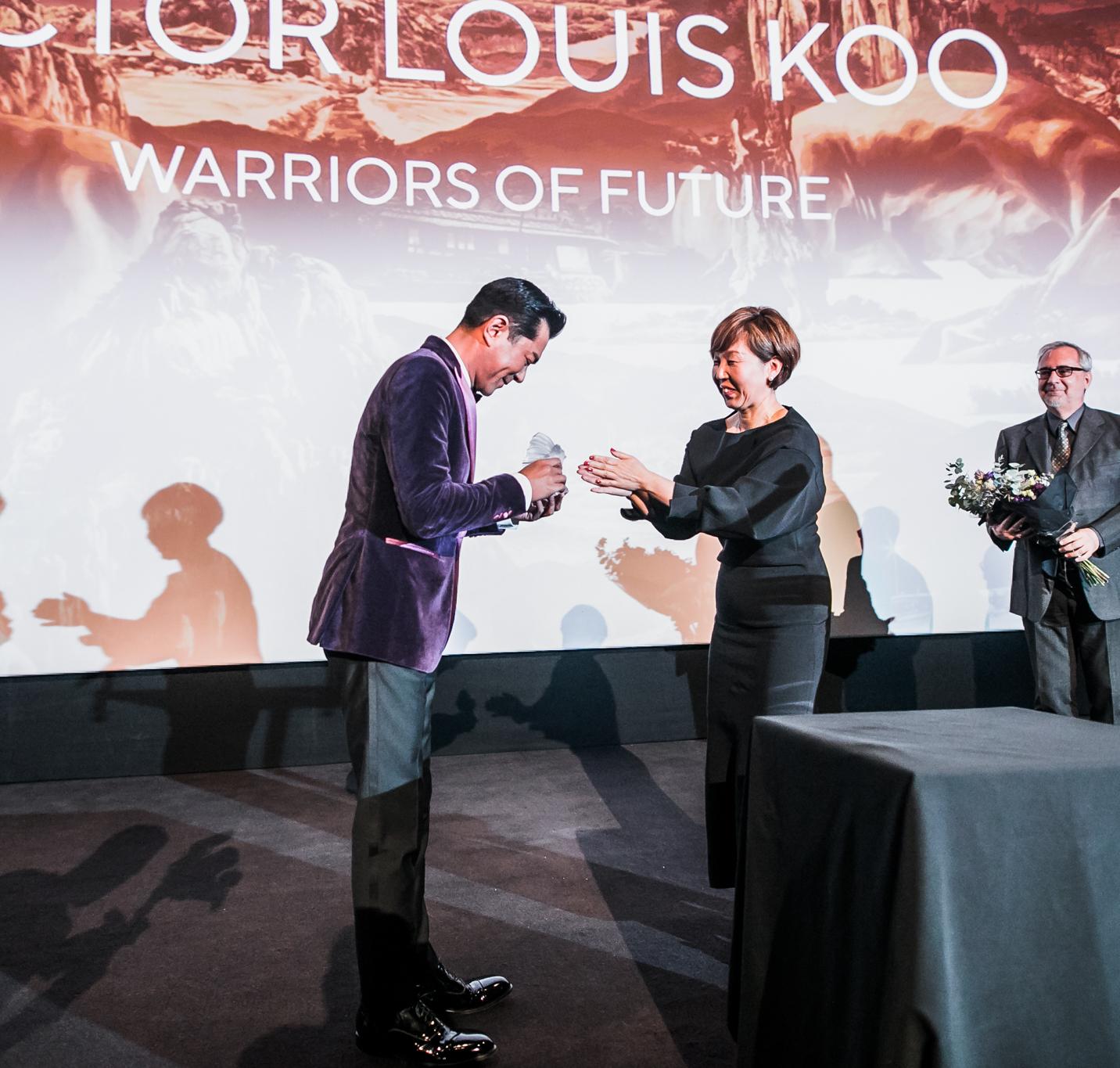 To commemorate the 25th anniversary of the establishment of the Hong Kong Special Administrative Region, the Hong Kong Economic and Trade Office, London supported the London East Asia Film Festival, showcasing seven Hong Kong films in London from October 19 to 30 (London time).  Photo shows Hong Kong actor Louis Koo receiving the "Outstanding Achievement Award" from London East Asia Film Festival.  