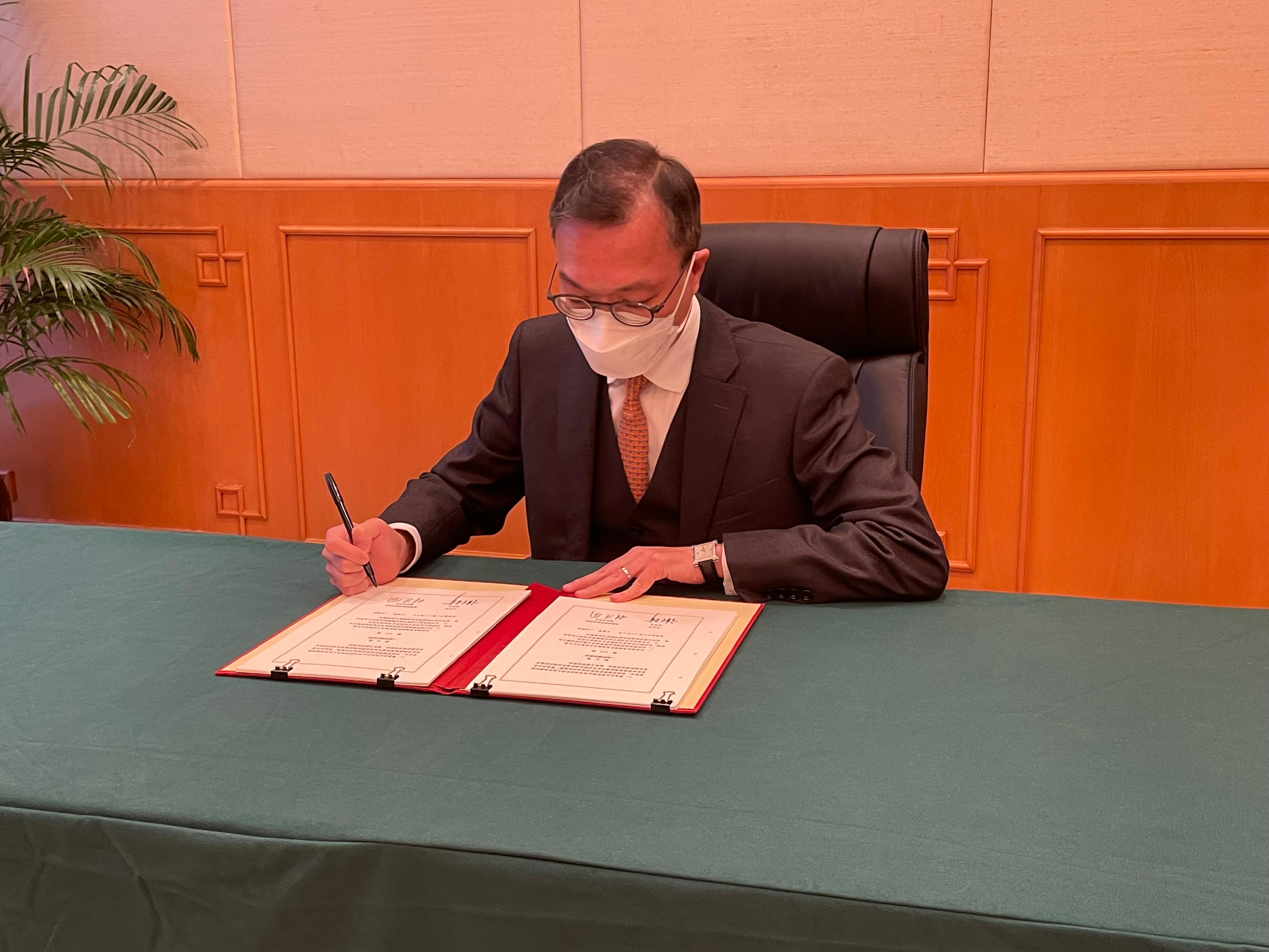 The Secretary for Justice, Mr Paul Lam, SC, signed the Arrangement on the Establishment of the International Organization for Mediation Preparatory Office in the Hong Kong Special Administrative Region between the Ministry of Foreign Affairs of the Central People's Government and the Government of the Hong Kong Special Administrative Region in the Office of the Commissioner of the Ministry of Foreign Affairs of the People's Republic of China in the Hong Kong Special Administrative Region in October 2022.