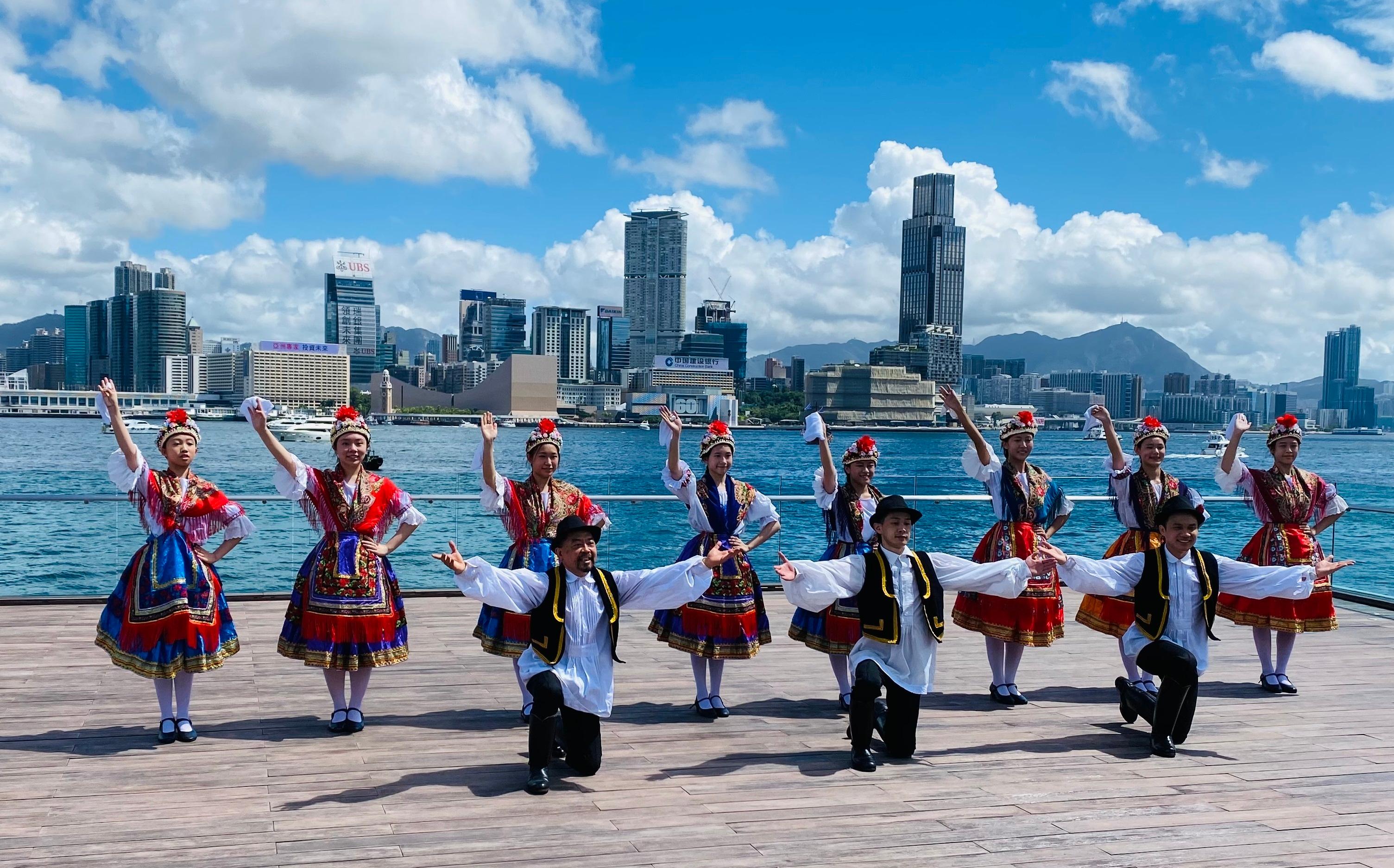 為慶祝香港特別行政區成立二十五周年，康樂及文化事務署十一月十三日（星期日）下午在香港文化中心露天廣場舉行「國際藝采」，透過豐富表演和活動，展現世界各地的獨特文化和演藝才華。圖示穿着美麗民族服飾的匈牙利舞者。