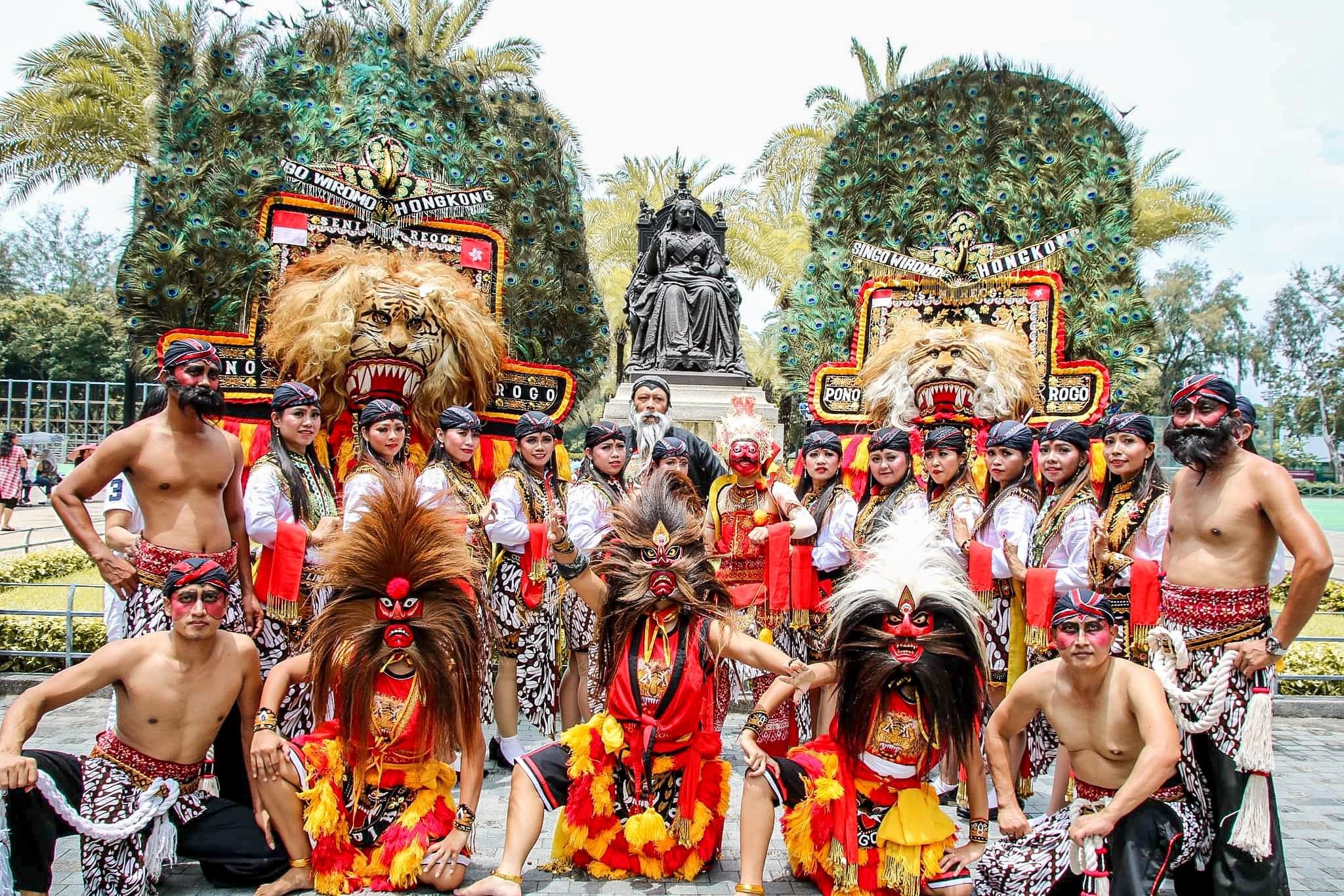 為慶祝香港特別行政區成立二十五周年，康樂及文化事務署十一月十三日（星期日）下午在香港文化中心露天廣場舉行「國際藝采」，透過豐富表演和活動，展現世界各地的獨特文化和演藝才華。圖示穿着美麗民族服飾的印尼舞者。