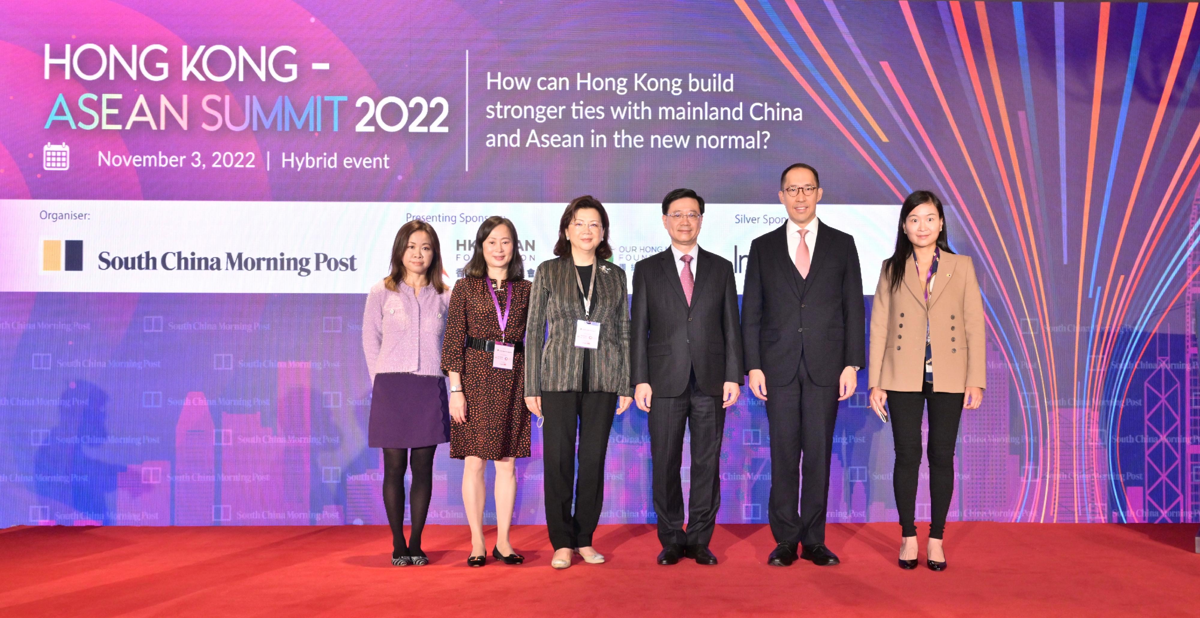 The Chief Executive, Mr John Lee, attended the Hong Kong - ASEAN Summit 2022 today (November 3). Photo shows (from left) the Chief Marketing Officer of Invest Hong Kong, Ms Edith Wong; the Editor-in-Chief of the South China Morning Post (SCMP), Ms Tammy Tam; the President of the Our Hong Kong Foundation, Mrs Eva Cheng; Mr Lee; the Chairman of the Hong Kong-ASEAN Foundation, Dr Daryl Ng; and the Chief Executive Officer of the SCMP, Ms Catherine So, at the summit.