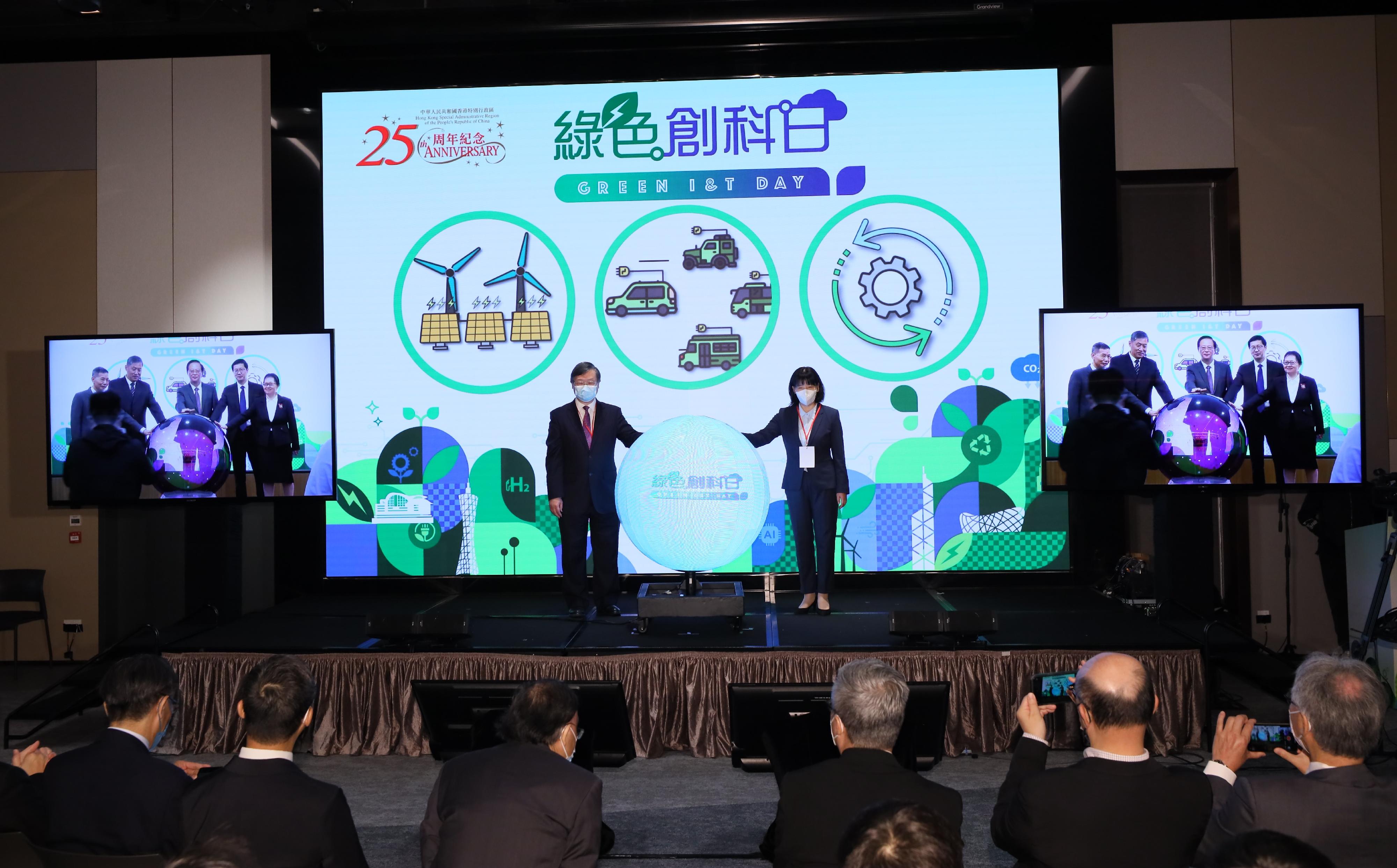 The Environment and Ecology Bureau, the Electrical and Mechanical Services Department and the Guangdong Provincial Association for Science and Technology jointly hosted the third Green I&T Day today (November 3). Photo shows the Director of Electrical and Mechanical Services, Mr Eric Pang (left), and the Director, Department of Educational, Scientific and Technological Affairs of the Liaison Office of the Central People's Government in the Hong Kong Special Administrative Region, Ms Guo Jianhua (right), officiating at the kick-off ceremony of Green I&T Day with other guests via video-conferencing.