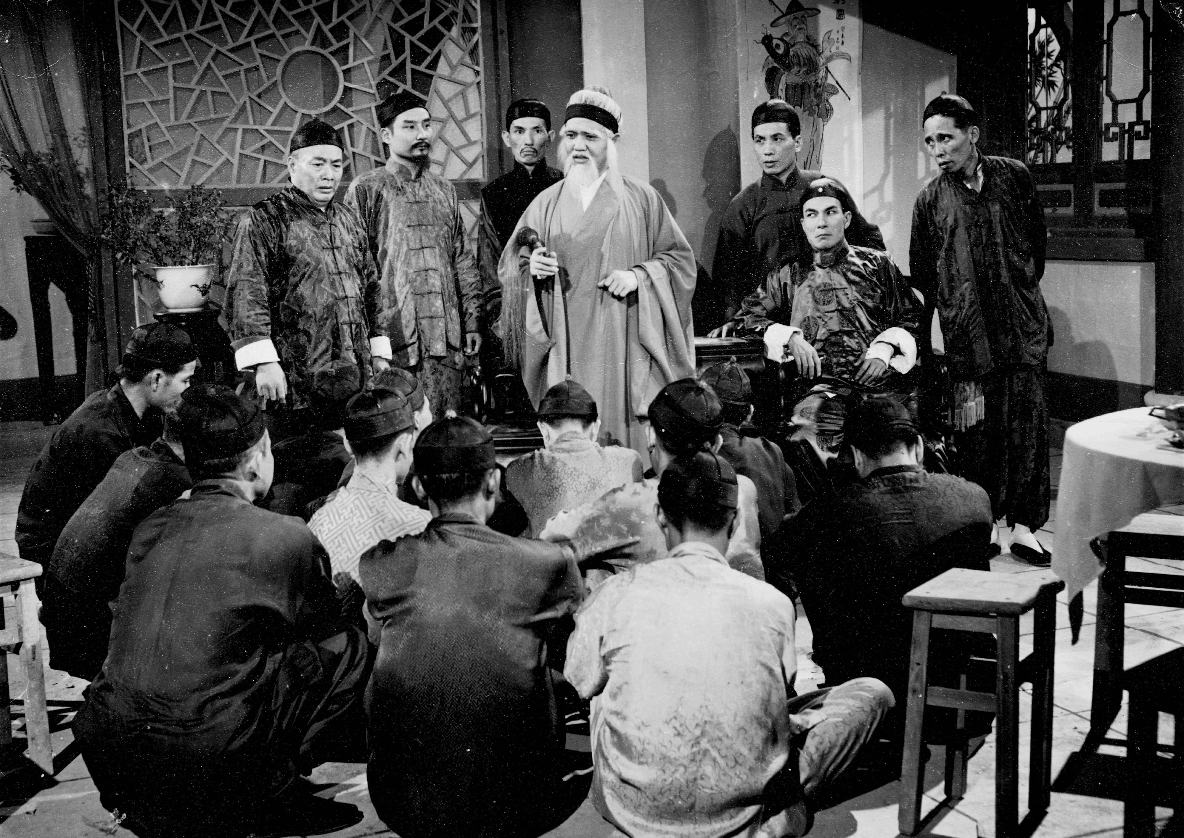 康樂及文化事務署香港電影資料館的「瑰寶情尋」系列在十二月至明年五月以「聲影『留』傳II」為題隆重登場，期間每月的首個星期日將放映兩套主題相近但在不同年代製作的電影，讓觀眾透過電影跨越時空，見證不同年代電影人的感悟和省思。圖示《白鶴英雄傳》（1956）劇照。