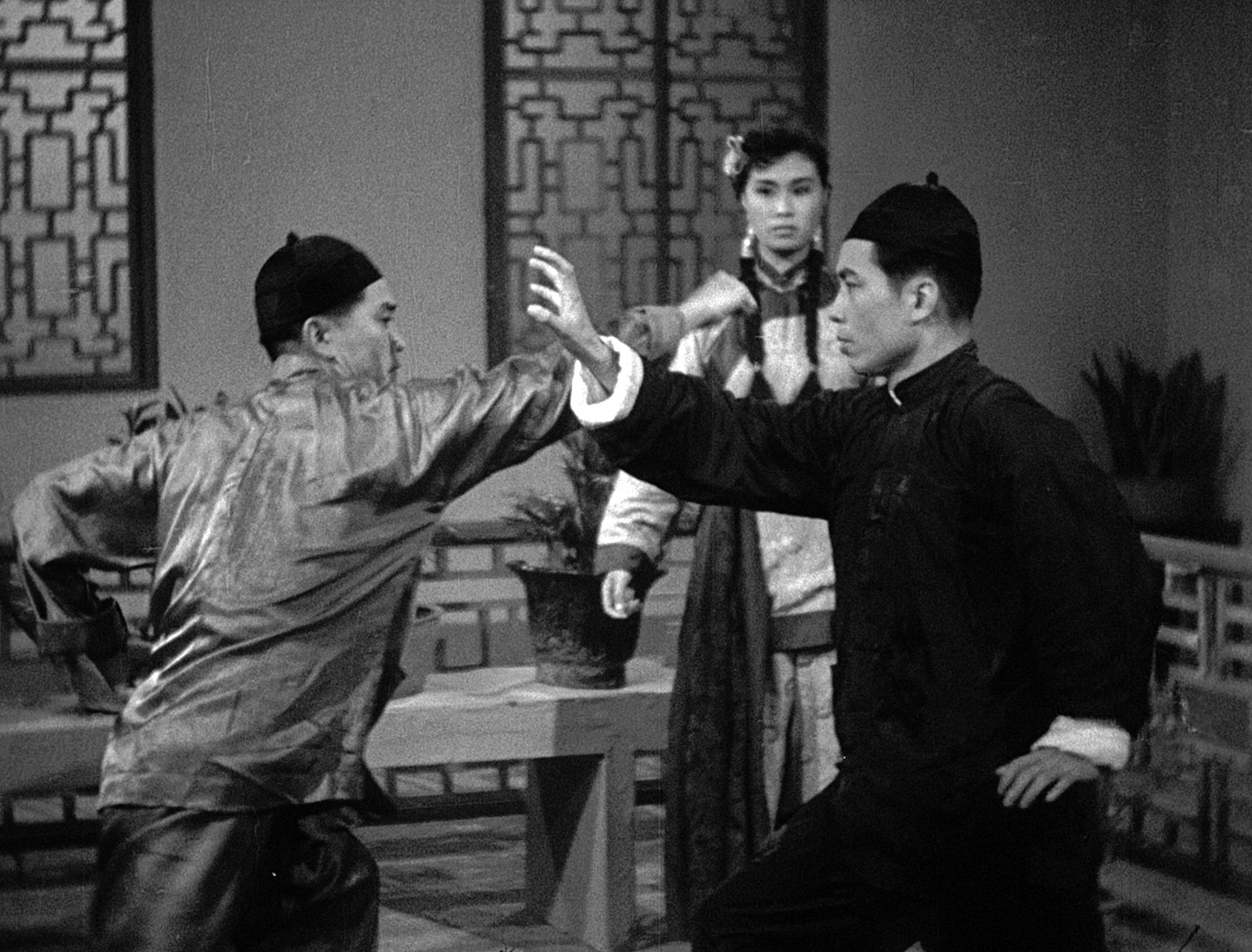 康樂及文化事務署香港電影資料館的「瑰寶情尋」系列在十二月至明年五月以「聲影『留』傳II」為題隆重登場，期間每月的首個星期日將放映兩套主題相近但在不同年代製作的電影，讓觀眾透過電影跨越時空，見證不同年代電影人的感悟和省思。圖示《獅王梁寬肉搏猛虎坑》（1958）劇照。