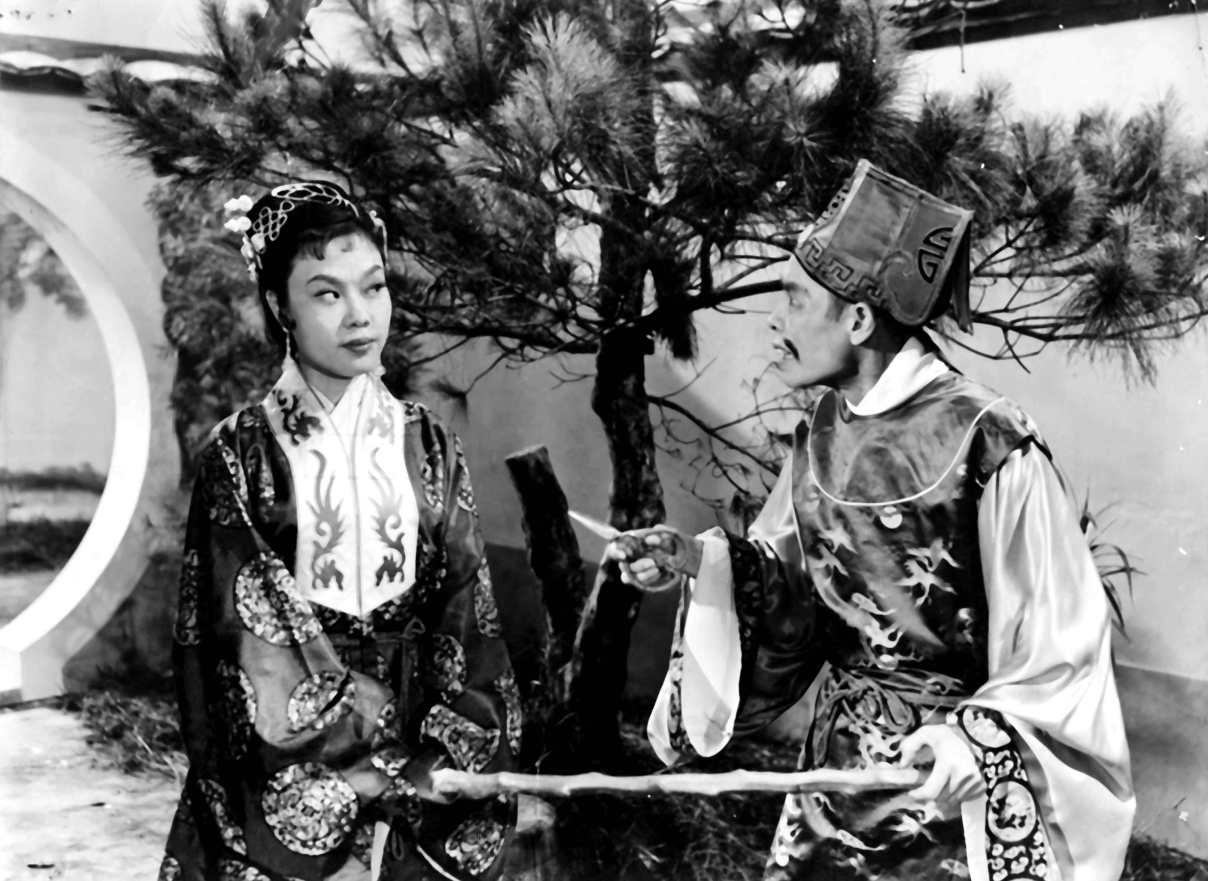康樂及文化事務署香港電影資料館的「瑰寶情尋」系列在十二月至明年五月以「聲影『留』傳II」為題隆重登場，期間每月的首個星期日將放映兩套主題相近但在不同年代製作的電影，讓觀眾透過電影跨越時空，見證不同年代電影人的感悟和省思。圖示《莊周蝴蝶夢》（1956）劇照。