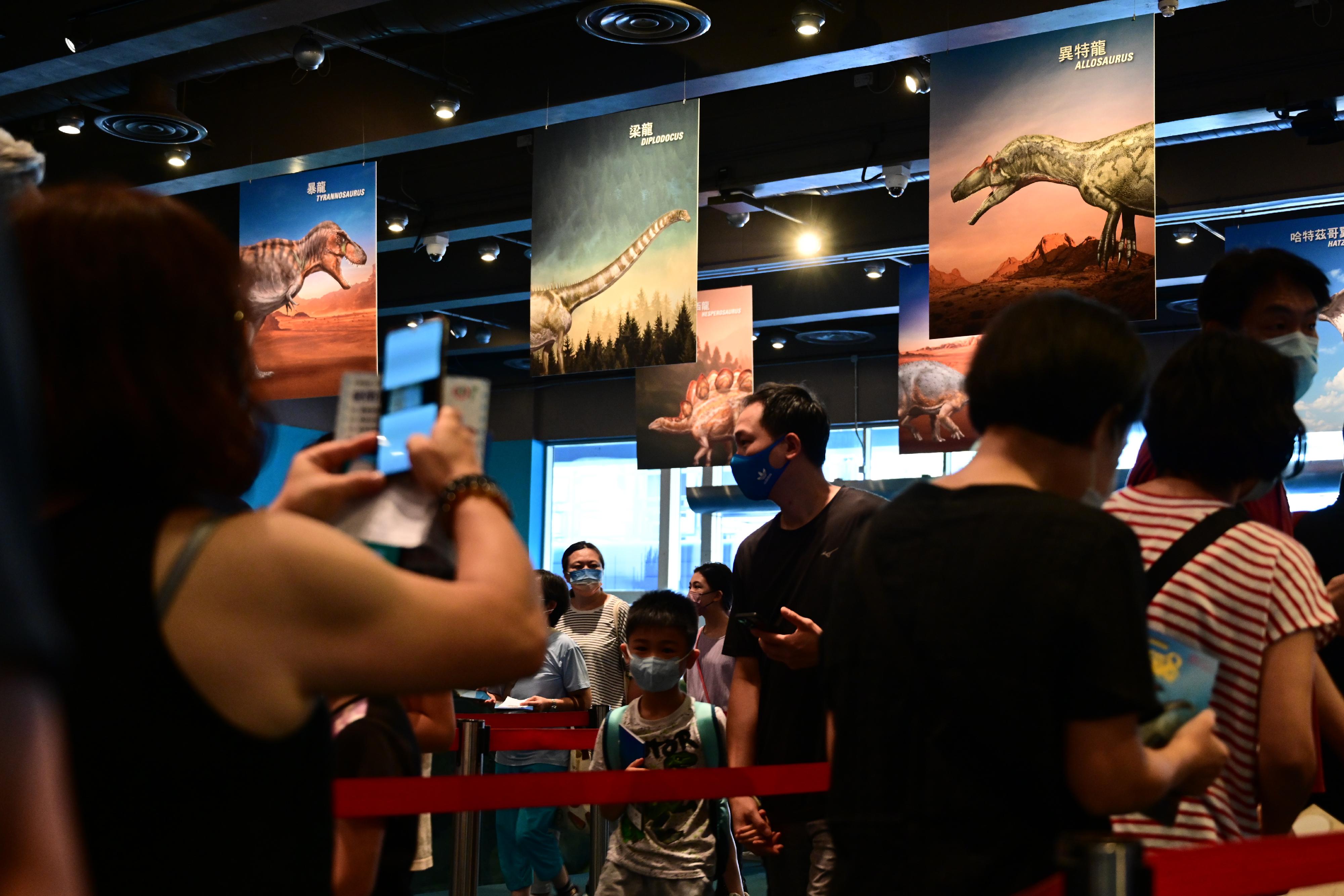 The free large-scale dinosaur exhibition "The Hong Kong Jockey Club Series: The Big Eight - Dinosaur Revelation" organised by the Hong Kong Science Museum has been receiving an overwhelming response from the public since its opening. The museum will extend the exhibition period to February 22, 2023.