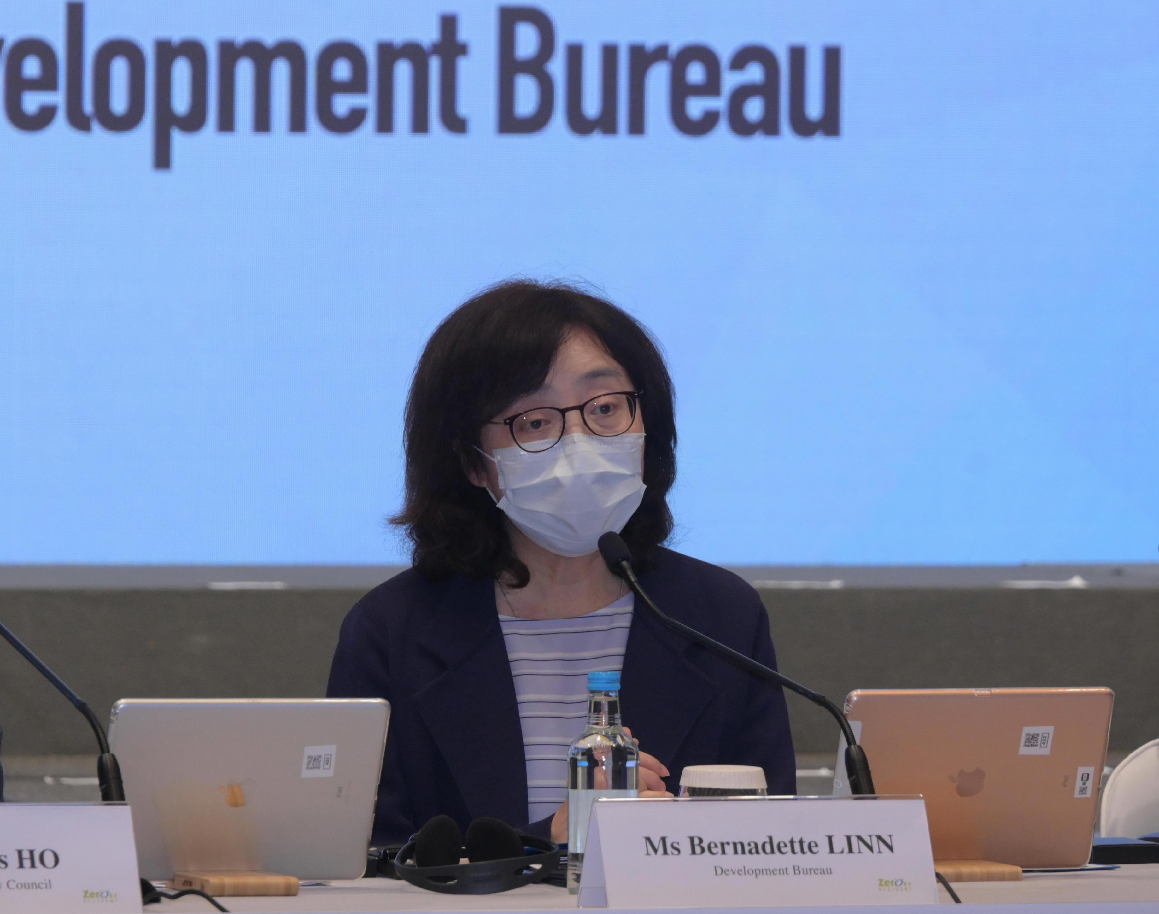 The Development Bureau and the Construction Industry Council co-organised the Construction Safety Summit 2022 today (November 4). Photo shows the Secretary for Development, Ms Bernadette Linn, speaking at the opening ceremony of the Summit.