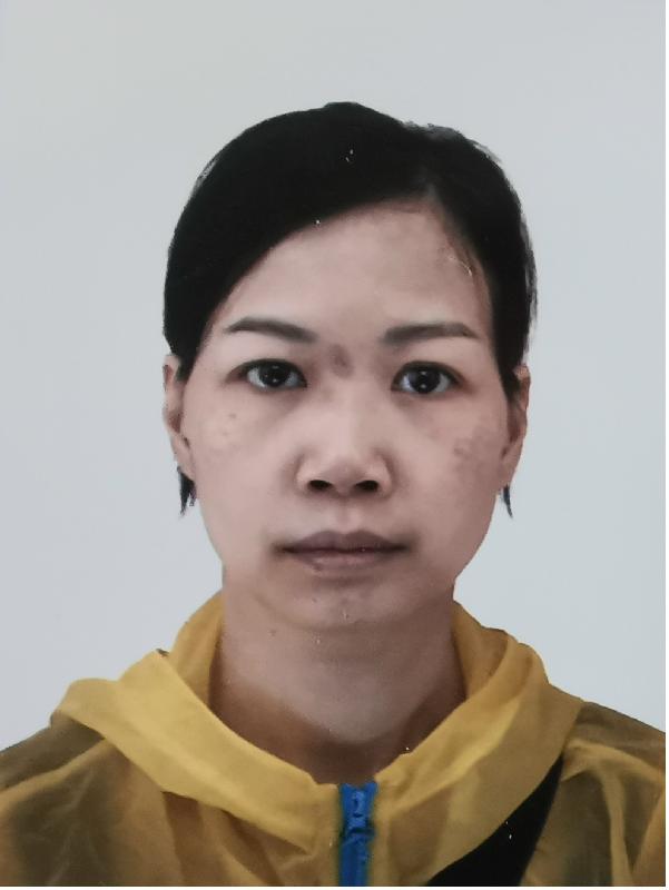 Chan Suk-yee, aged 47, is about 1.6 metres tall, 47 kilograms in weight and of thin build. She has a long face with yellow complexion and long black hair. 
