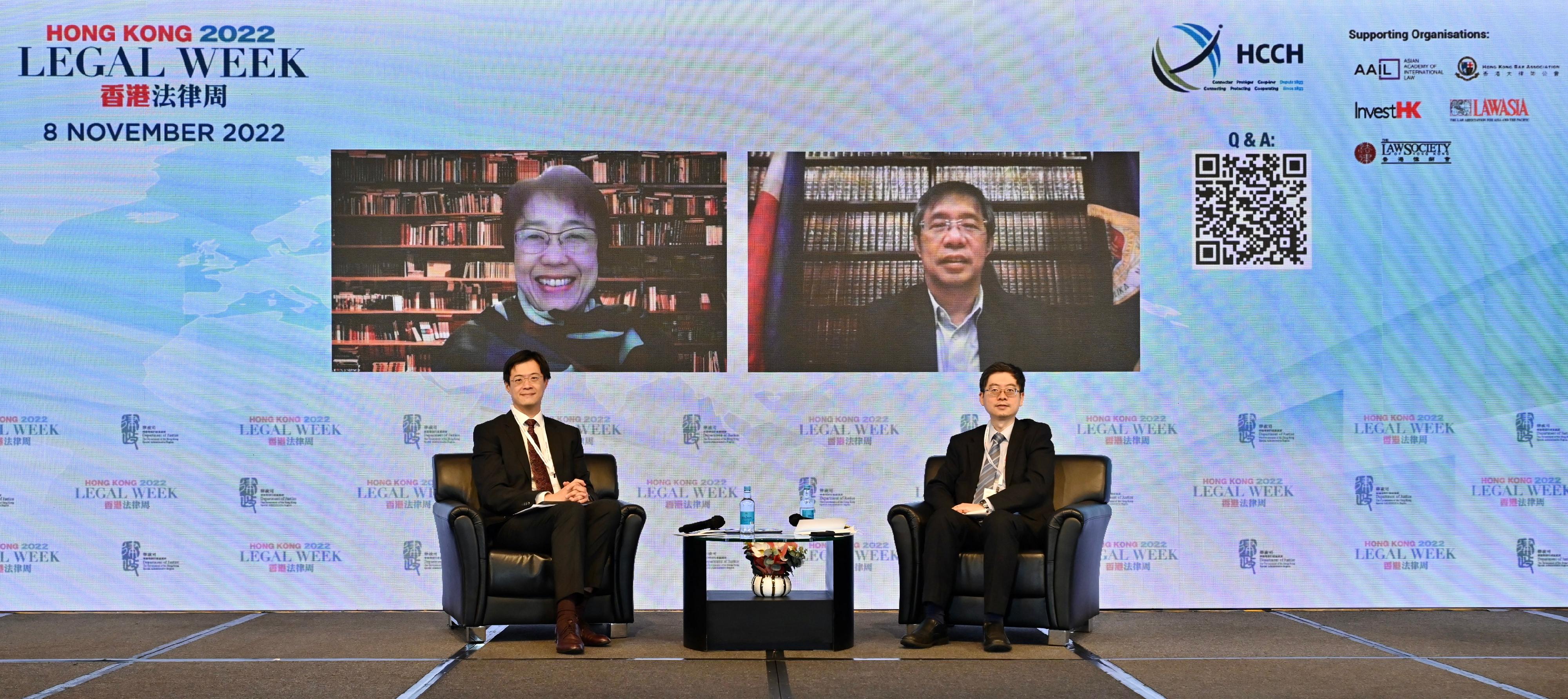 The five-day Hong Kong Legal Week 2022, an annual flagship event of the Department of Justice, continued today (November 8). Photo shows Law Officer (International Law) of the Department of Justice Dr James Ding (right); Deputy Secretary General of the Asian Academy of International Law, Mr Adrian Lai (left); Court Administrator of the Office of the Court Administrator of the Supreme Court of the Philippines, Mr Raul Bautista Villanueva (right on screen); and Professor of Private International Law at Kyoto University, Professor Yuko Nishitani (left on screen), at panel 1 on Co-operation as a Means to Support Transnational Litigation at Hague Conference on Private International Law Conventions Supporting Transnational Litigation in Civil or Commercial Matters: A Workshop to celebrate the Tenth Anniversary of the Regional Office for Asia and the Pacific.