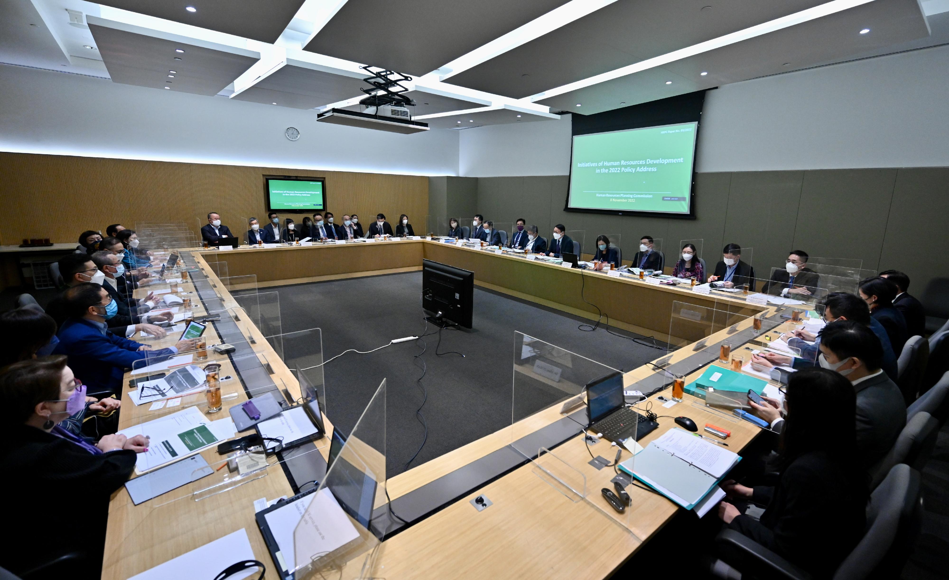 政務司司長陳國基今日（十一月八日）首次主持人力資源規劃委員會會議，向委員簡介《行政長官2022年施政報告》中與人力資源發展相關的措施，並聽取委員意見。