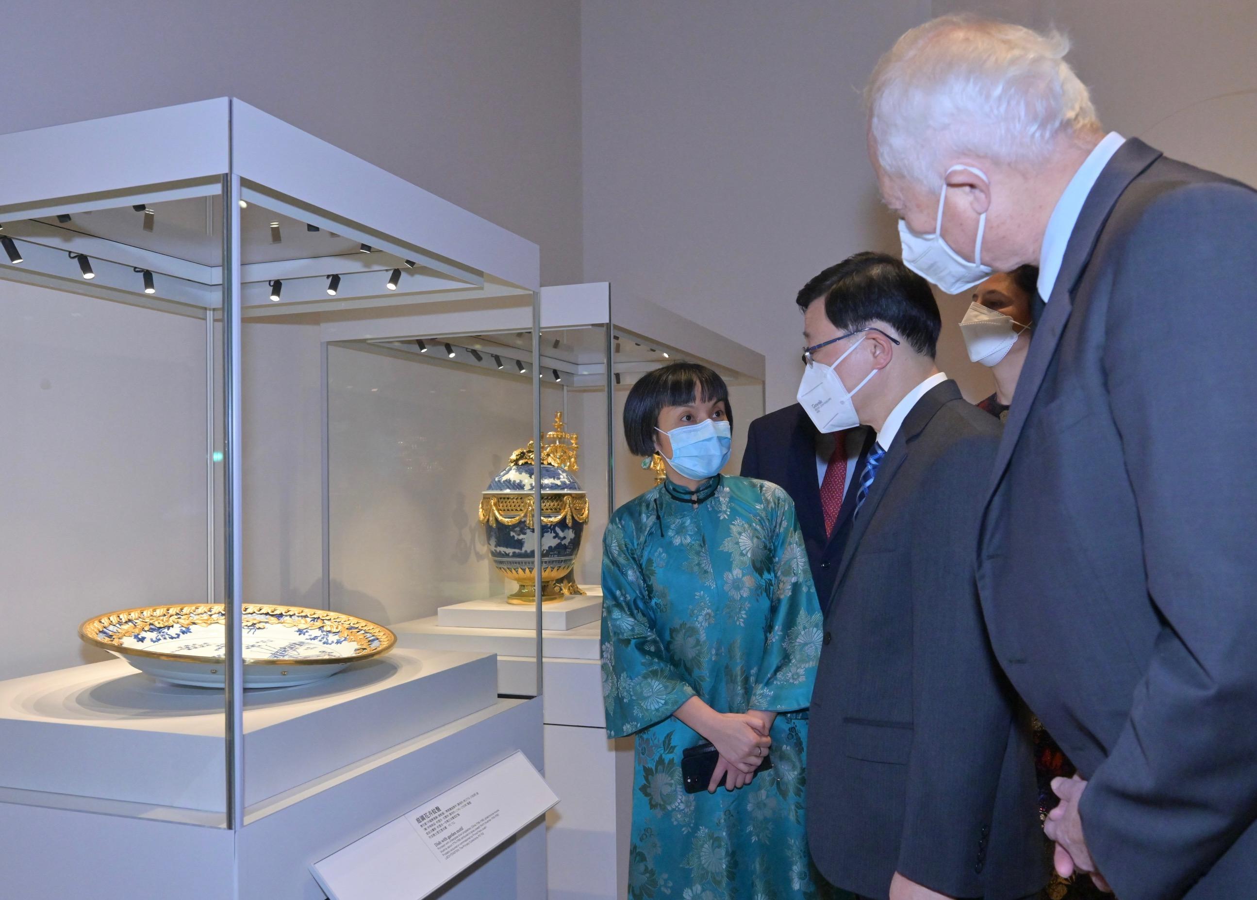 The Chief Executive, Mr John Lee, attended the opening ceremony of "Odysseys of Art: Masterpieces Collected by the Princes of Liechtenstein" today (November 8). Photo shows Mr Lee (second right) touring the exhibition. 
