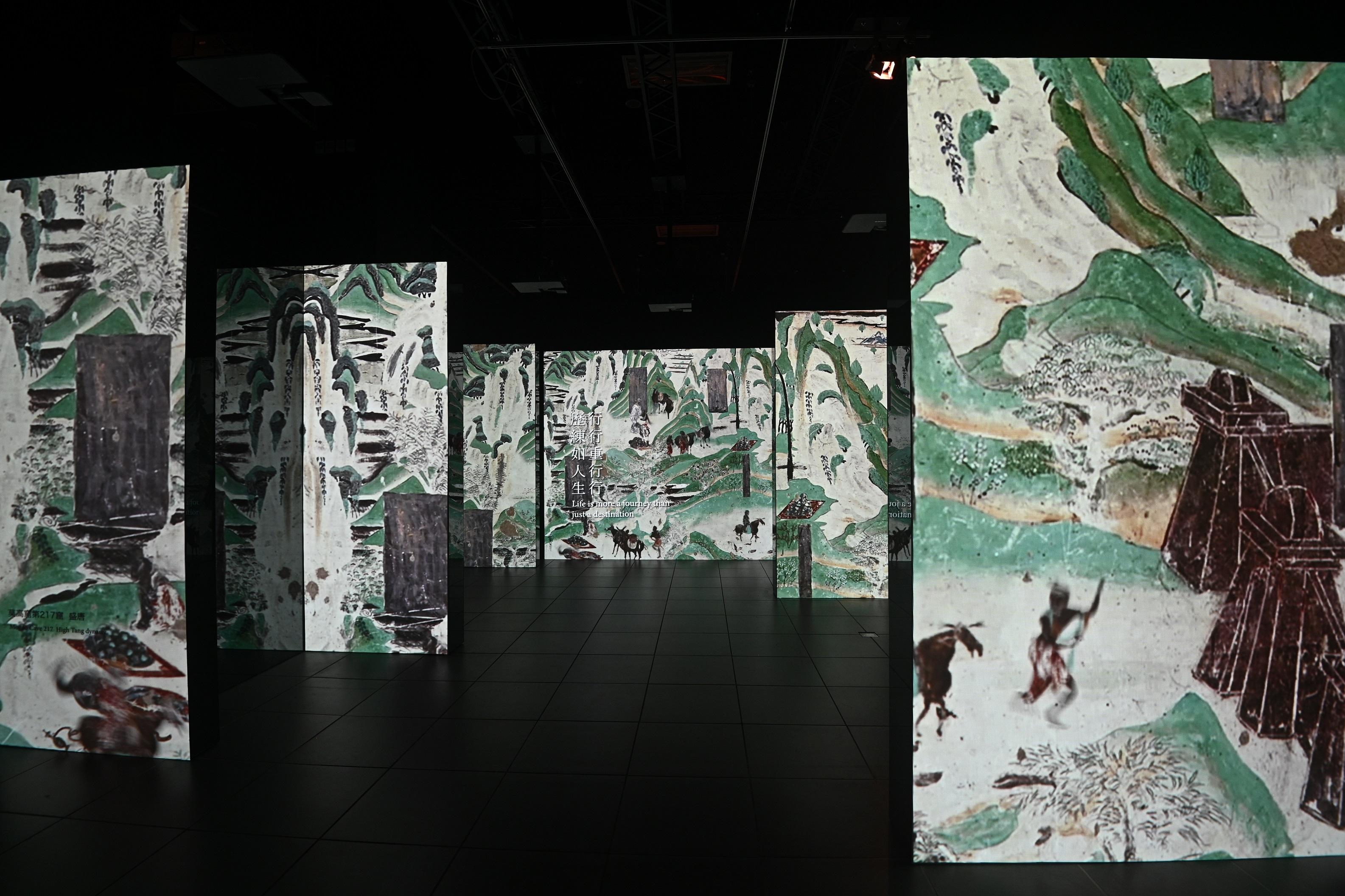 現正於香港文化博物館舉行的「香港賽馬會呈獻系列︰敦煌──千載情緣的故事」展覽將於十一月二十一日（星期一）結束，市民可把握機會前往參觀這個不容錯過的展覽。圖示以「山水之間」為題的數碼展示區，以美學角度剖析敦煌壁畫中山水之美及探討人與自然之間的連繫。


