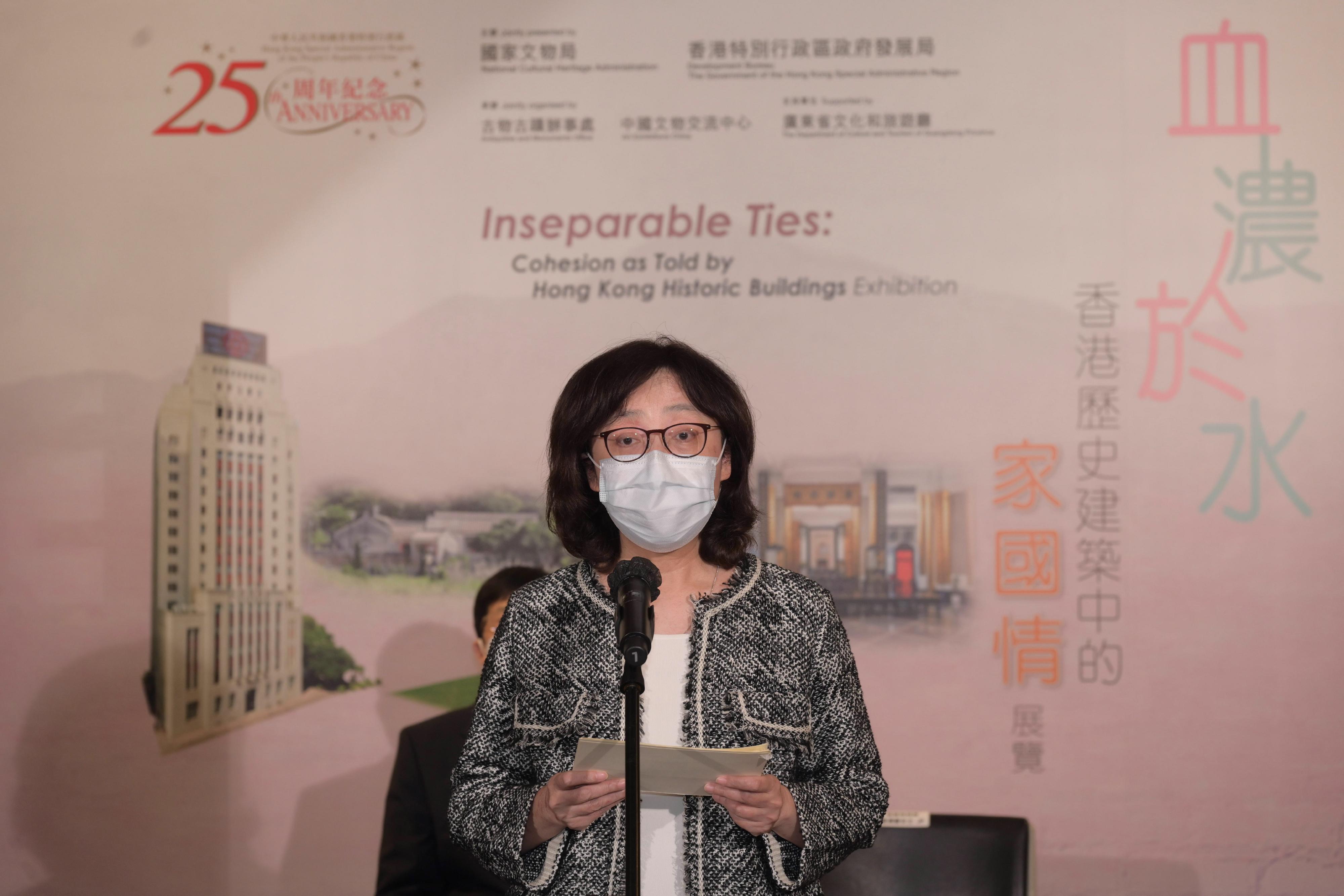 國家文物局和發展局合辦的首個展覽「血濃於水：香港歷史建築中的家國情」今日（十一月九日）正式開幕。圖示發展局局長甯漢豪於開幕禮致辭。