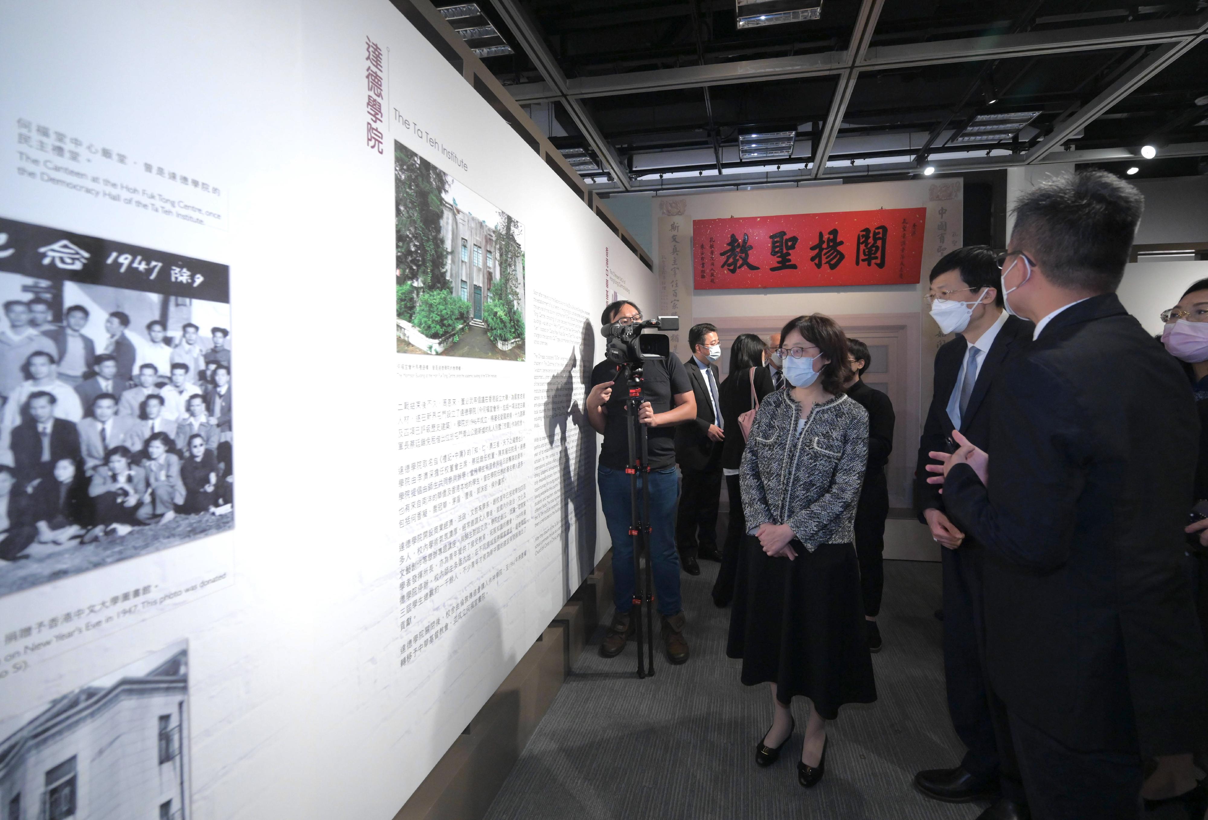 國家文物局和發展局合辦的首個展覽「血濃於水：香港歷史建築中的家國情」今日（十一月九日）正式開幕。圖示發展局局長甯漢豪（右三）和國家文物局副局長（右二）陸進參觀展覽。
