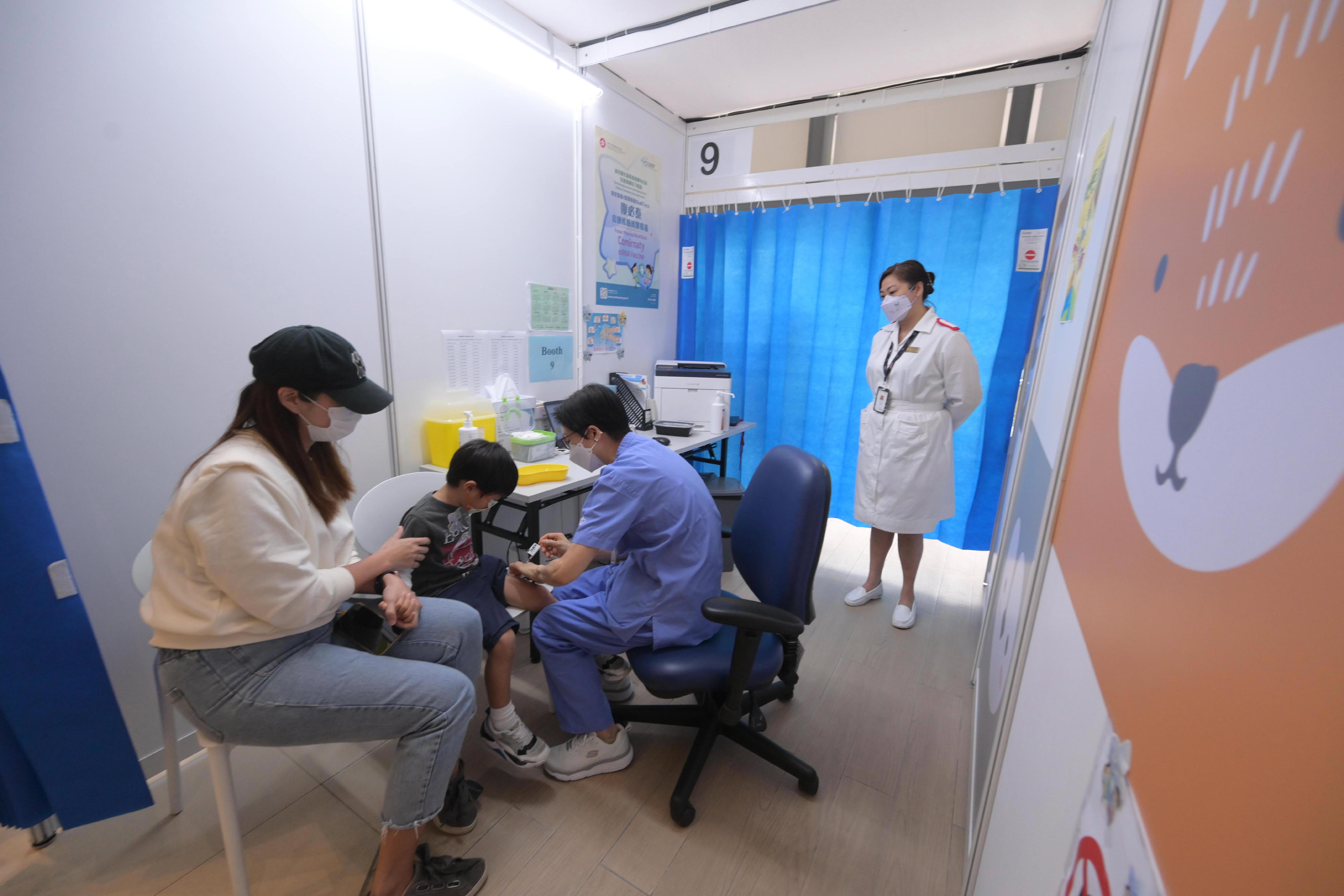 六個月至四歲的幼童今日（十一月九日）起可在四間兒童社區疫苗接種中心，免費接種復必泰疫苗幼兒配方。圖示一名幼童在香港兒童醫院兒童社區疫苗接種中心接種復必泰疫苗幼兒配方。