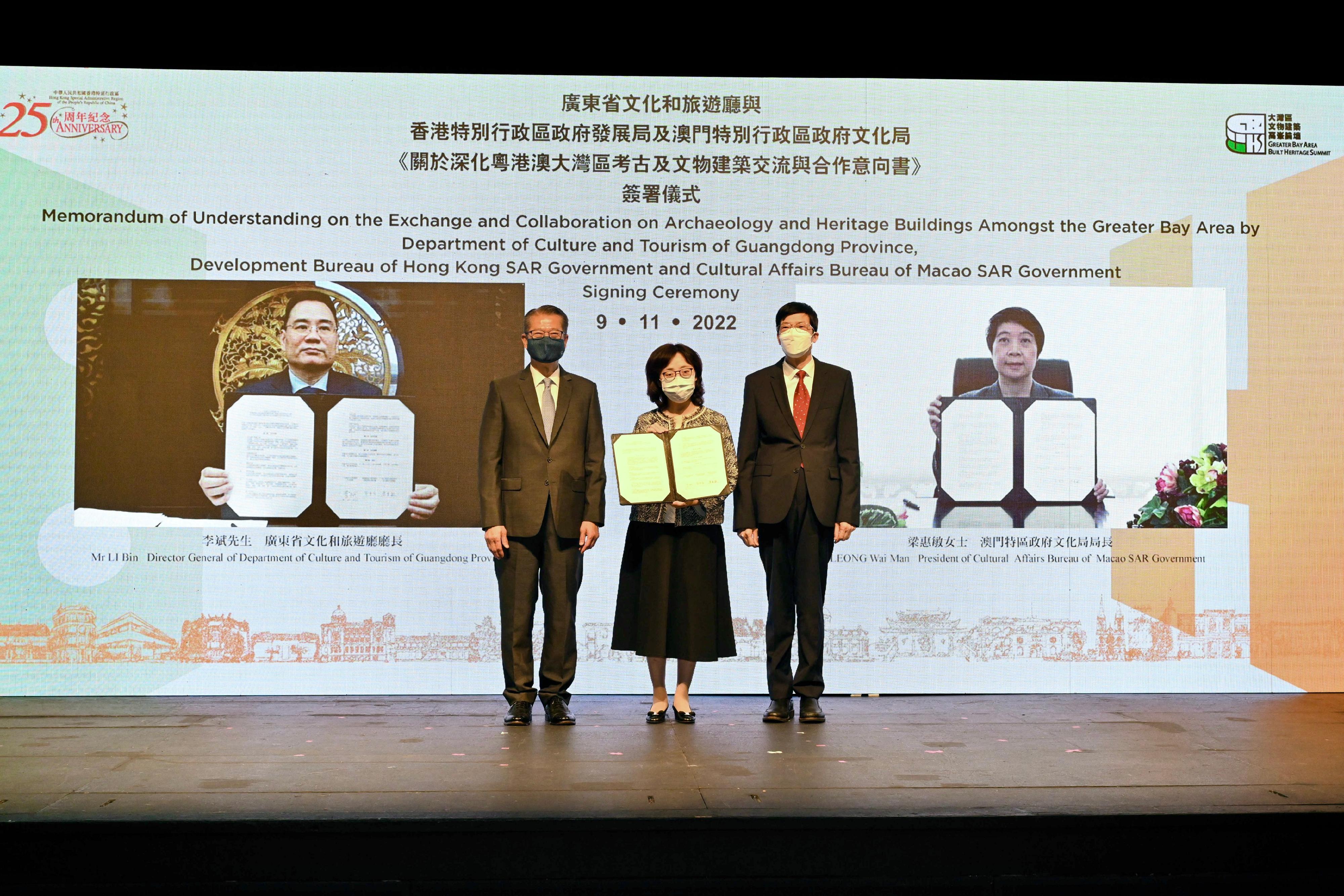 Jointly organised by the Commissioner for Heritage's Office and the Antiquities and Monuments Office under the Development Bureau, the Greater Bay Area Built Heritage Summit 2022 opened at Hong Kong City Hall today (November 9). Photo shows the Secretary for Development, Ms Bernadette Linn (centre), the Director General of Department of Culture and Tourism of Guangdong Province, Mr Li Bin (left on screen); and the President of Cultural Affairs Bureau of Macao Special Administrative Region, Ms Leong Wai-man (right on screen) signing Memorandum of Understanding on the Collaboration and Exchange on Cultural and Archaeological Heritage amongst the Greater Bay Area, witnessed by the Financial Secretary, Mr Paul Chan (left), and Deputy Administrator of the National Cultural Heritage Administration Mr Lu Jin (right).