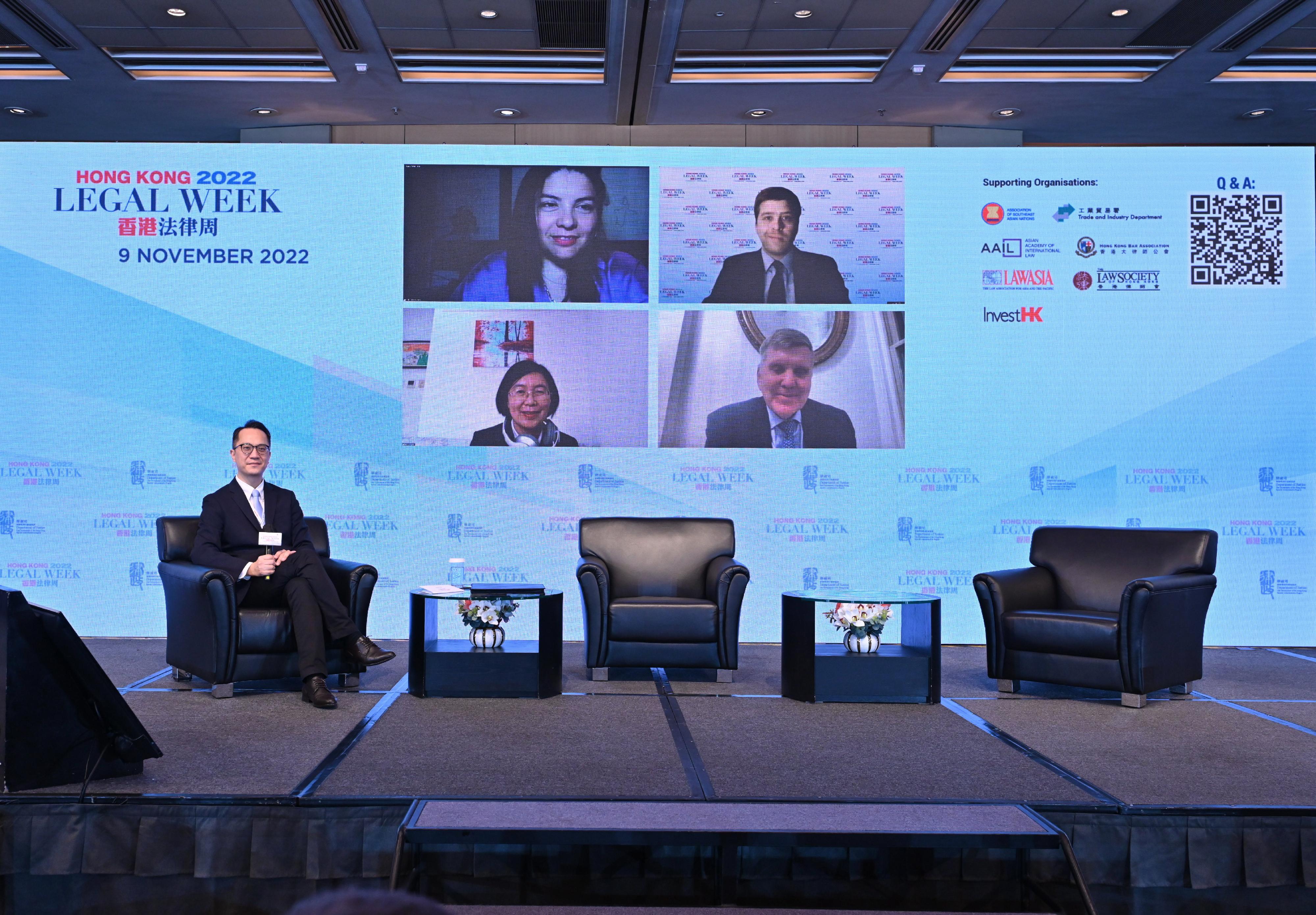 The five-day Hong Kong Legal Week 2022, an annual flagship event of the Department of Justice, continued today (November 9). Photo shows Co-Founder of Prister Corporation Limited Mr Terrence Hui (seated); the Chief Executive Officer of Resolución en Línea, Mr Benjamin Astete-Heimpell (top right on screen); Senior Advisor of the Kozolchyk National Law Center, United States, Mr Michael Dennis (bottom right on screen); Head of the Office of Studies and International Affairs at the Santiago Arbitration and Mediation Centre, Chile, Ms Laura Aguilera-Villalobos (top left on screen); and Professor of the School of Law, University of International Business and Economics, China, Professor Bian Yongmin (bottom left on screen), at session 1 on Role of ODR in Successful Conduct of E-Commerce & Cross Border Trade at the Workshop on ASEAN Online Dispute Resolution: ODR in Facilitating Cross-Border Trade and Investment for ASEAN and Hong Kong Businesses.