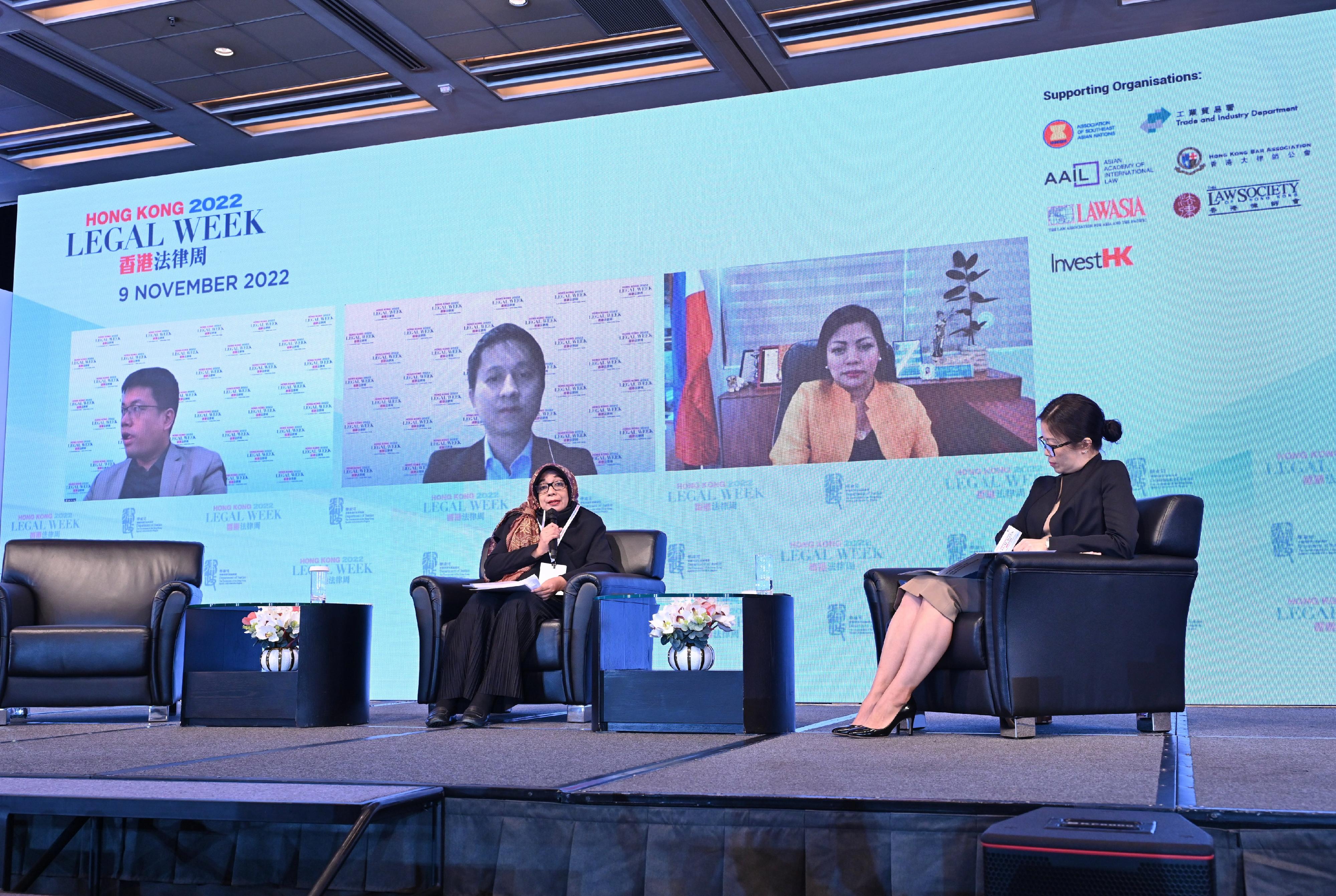 The five-day Hong Kong Legal Week 2022, an annual flagship event of the Department of Justice, continued today (November 9). Photo shows the Chief Executive Officer of the eBRAM International Online Dispute Resolution Centre, Ms Emmanuelle Ta (right); Trade Analyst of the Ministry of Trade, Indonesia, Ms Gusmalinda Sari (left); the Executive Director of the Office for Alternative Dispute Resolution, Department of Justice, the Philippines, Ms Irene D T Alogoc (right on screen); Legal Counsel of Thailand Arbitration Center Mr Visit Sriwattanapanya (centre on screen) and the Director of the Department for General Economic Issues and Integration Studies, Central Institute for Economic Management, Ministry of Planning and Investment, Vietnam, Mr Nguyen Anh Duong (left on screen) at session 3 on ASEAN Guidelines on ODR & Experience sharing from ODR Providers at the Workshop on ASEAN Online Dispute Resolution: ODR in Facilitating Cross-Border Trade and Investment for ASEAN and Hong Kong Businesses.