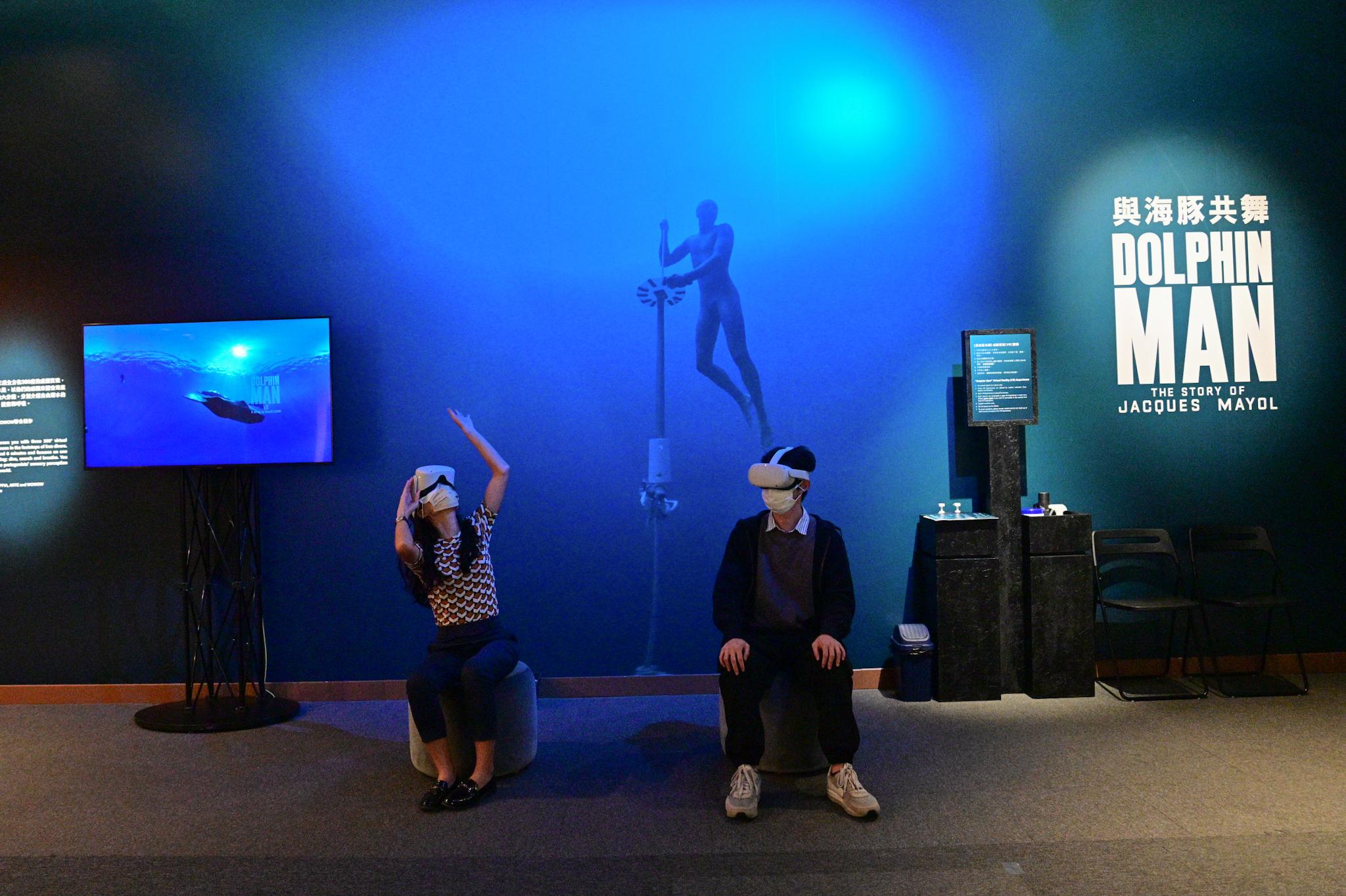 「法國科學節：［生物］多樣性」焦點項目「看見看不見」展覽明日（十一月十一日）起至十一月二十七日在香港科學館舉行。觀眾可透過《與海豚共舞》虛擬實境體驗探索海底世界。