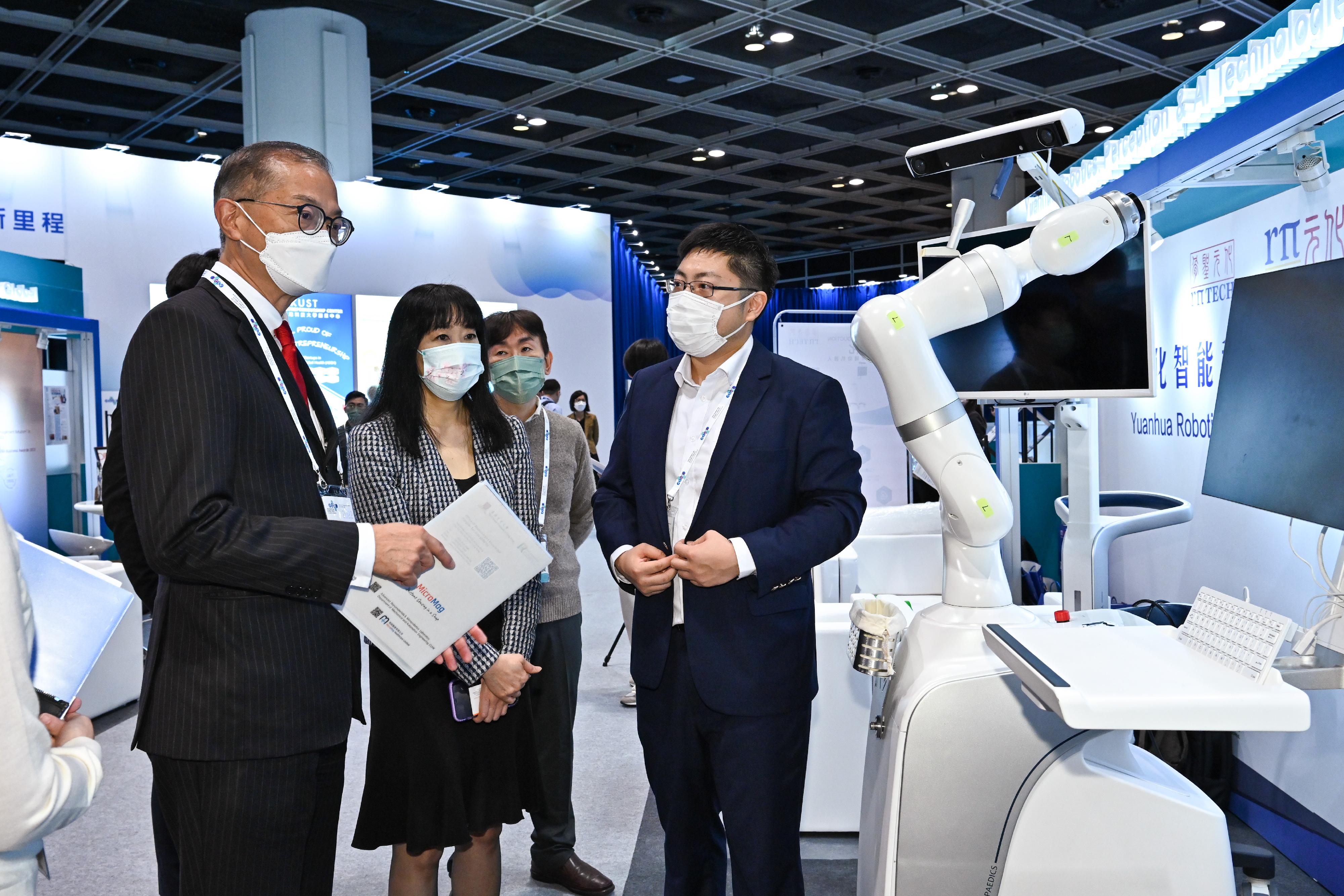 The Secretary for Health, Professor Lo Chung-mau (first left), visits the InnoHealth Showcase & Exhibition area at the Asia Summit on Global Health today (November 10) to learn about the latest technologies of the start-ups in medical and healthcare sectors.
