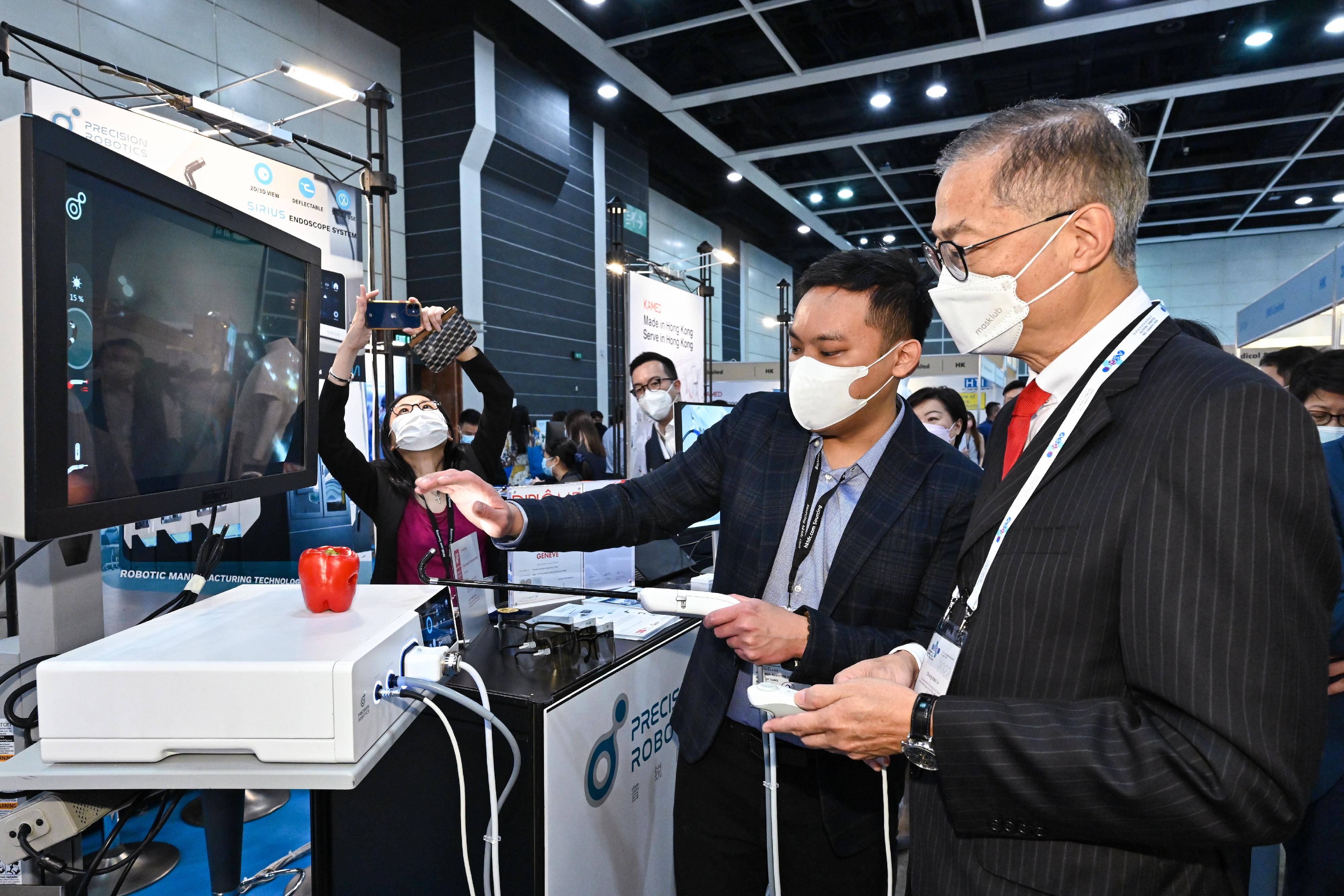 The Secretary for Health, Professor Lo Chung-mau (first right), visits the Hong Kong International Medical and Healthcare Fair today (November 10) to gain an understanding about the latest developments of the medical products field.