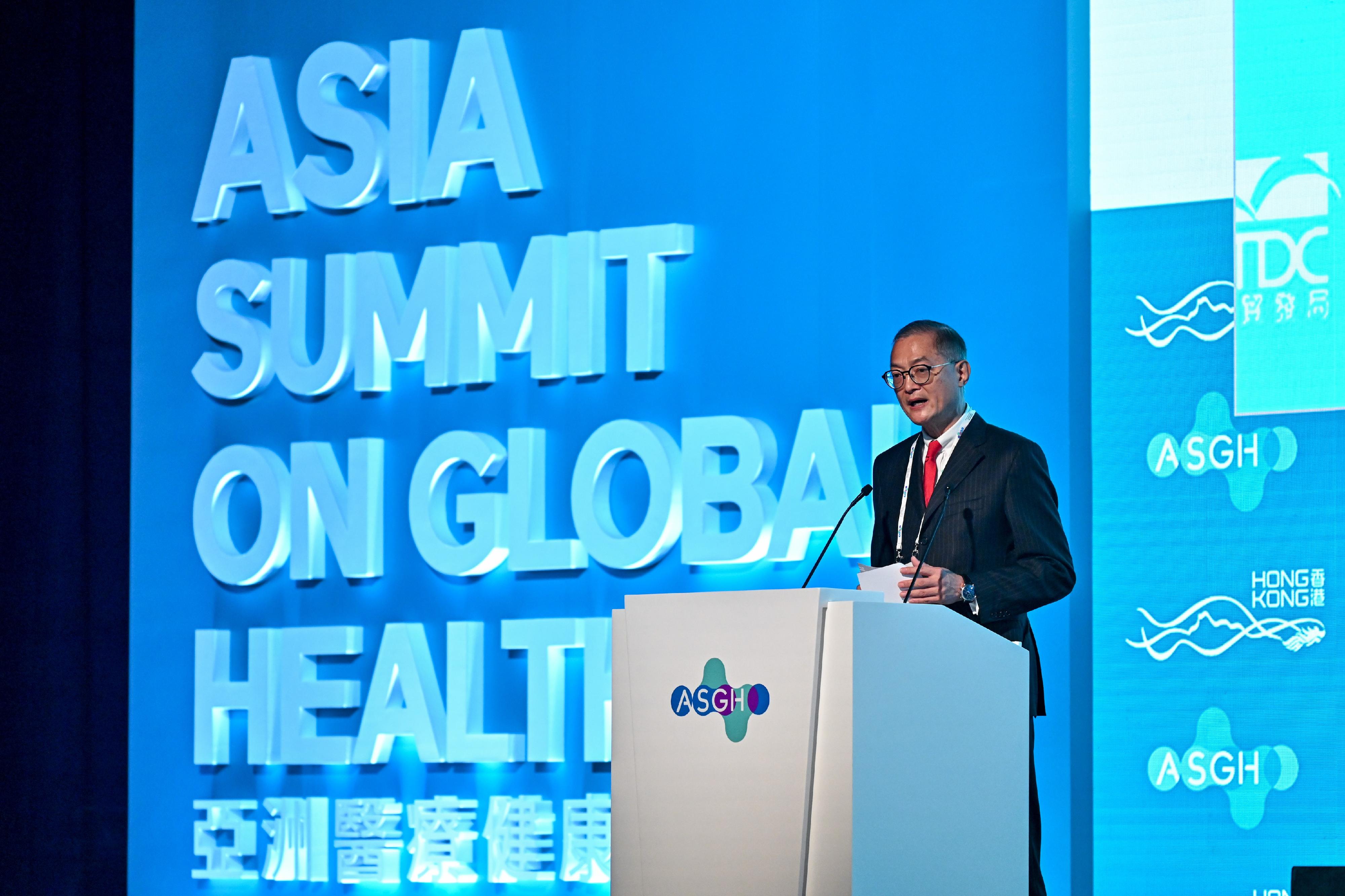 The Secretary for Health, Professor Lo Chung-mau, speaks at the Panel Discussion session of the Asia Summit on Global Health today (November 10).