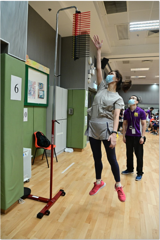 The Leisure and Cultural Services Department will hold two test days for the Territory-wide Physical Fitness Survey for the Community on November 16 and 28 to enable participants to have a general understanding of their own fitness levels, as well as to understand the importance of physical fitness for health and exercising regularly in daily life. Photo shows a participant doing a vertical jump test.