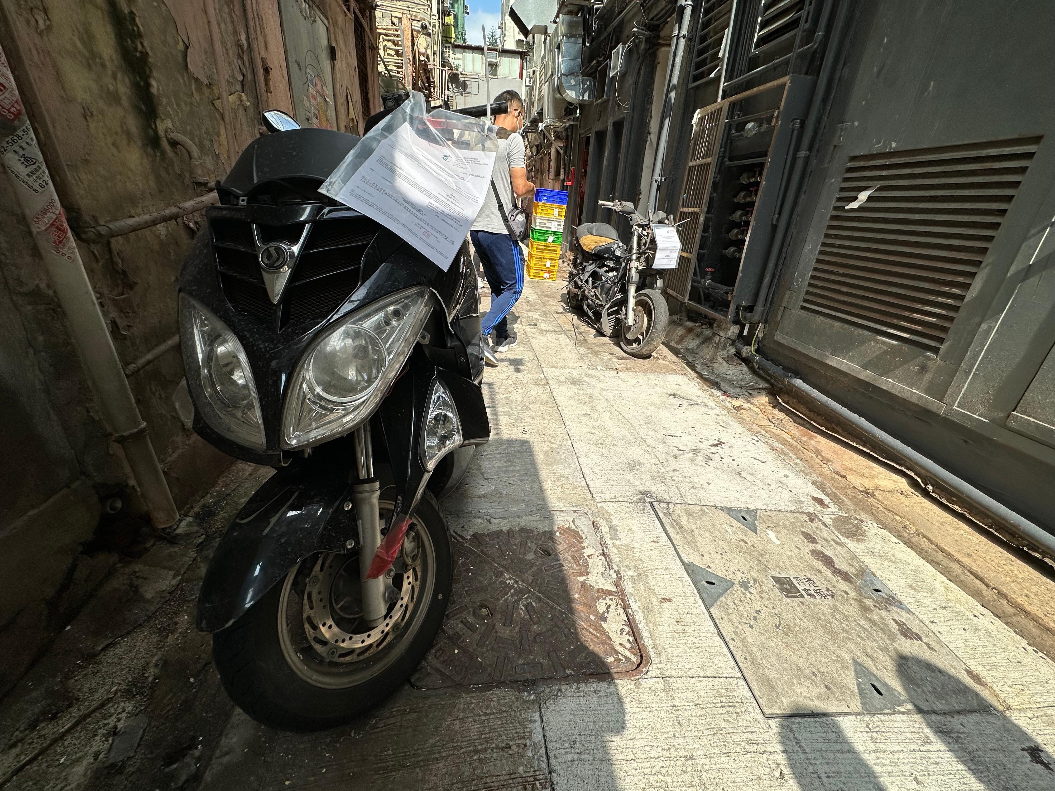 The Home Affairs Department and its District Offices conducted a series of cleaning works, publicity and educational activities during July and October to support the Government Programme on Tackling Hygiene Black Spots launched under the District Matters Co-ordination Task Force. Photo shows a back alley in Sham Shui Po before the joint operation for removal of abandoned vehicles co-ordinated by the Sham Shui Po District Office and relevant departments.