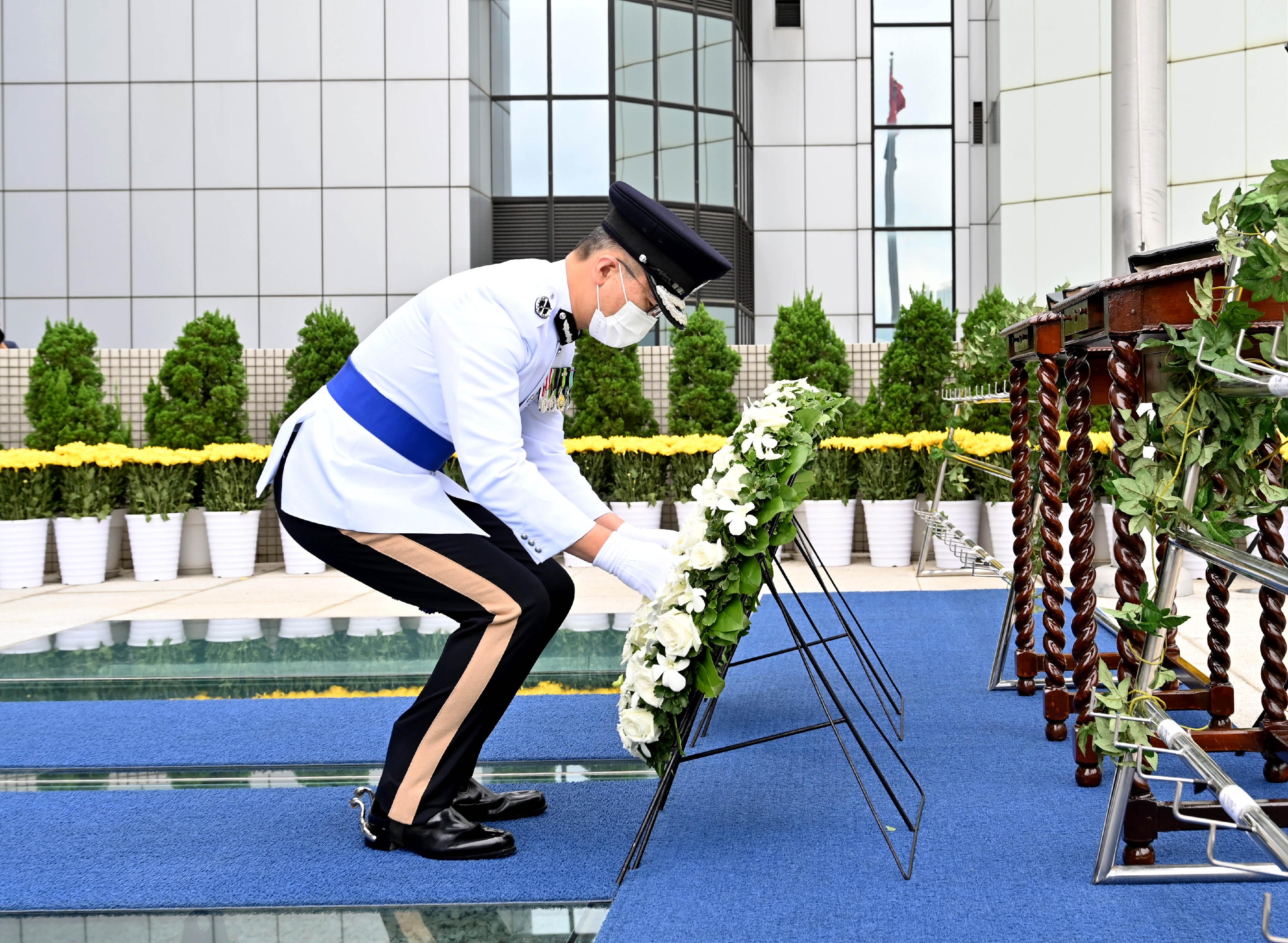 The Hong Kong Police Force holds a ceremony at the Police Headquarters this morning (November 11) to pay tribute to members of the Hong Kong Police Force and Hong Kong Auxiliary Police Force who have given their lives in the line of duty. Photo shows the Commissioner of Police, Mr Siu Chak-yee, laying a wreath in front of the Books of Remembrance in which the names of the fallen are inscribed.