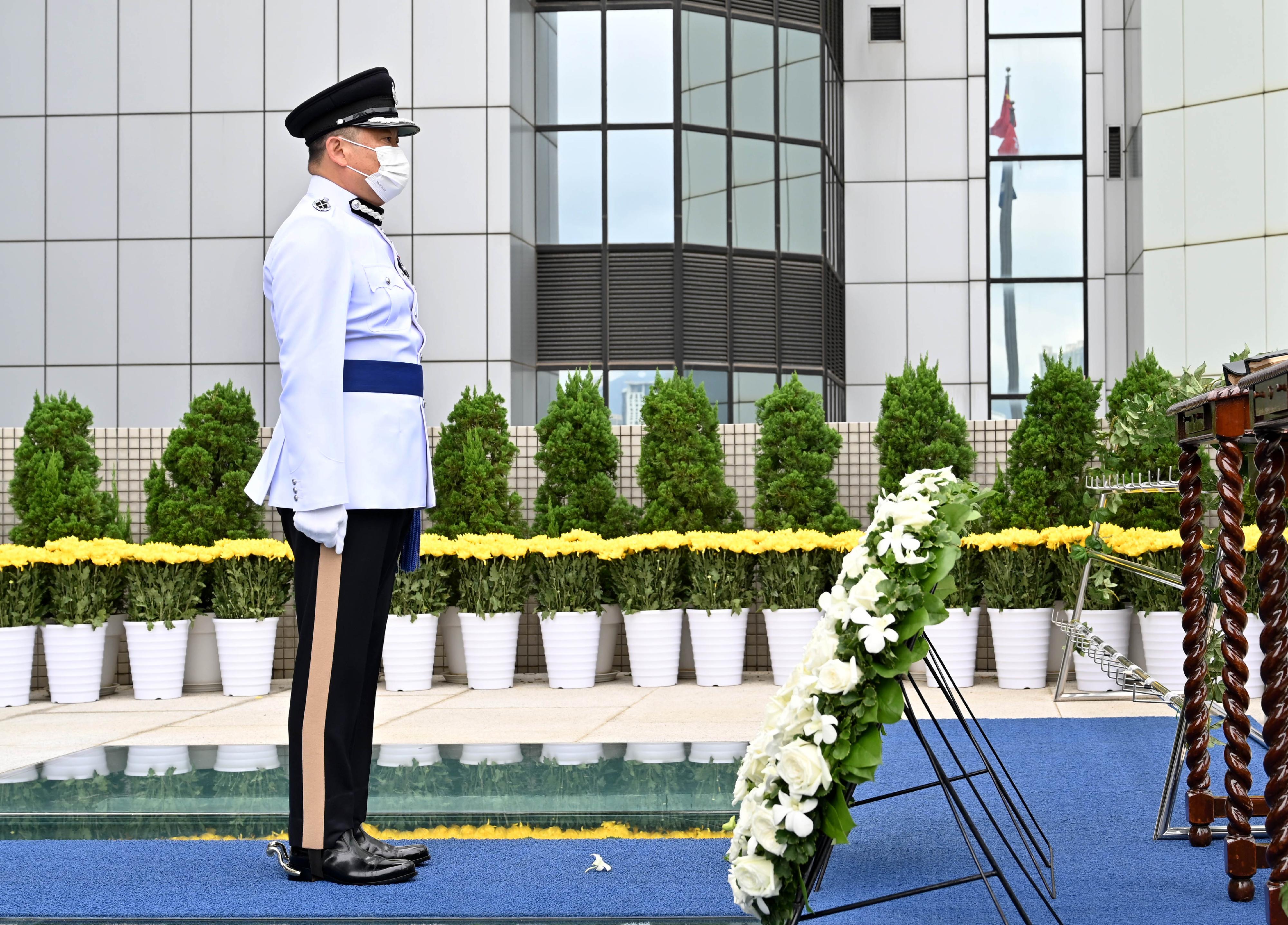 The Hong Kong Police Force holds a ceremony at the Police Headquarters this morning (November 11) to pay tribute to members of the Hong Kong Police Force and Hong Kong Auxiliary Police Force who have given their lives in the line of duty. Photo shows the Commandant of the Hong Kong Auxiliary Police Force, Mr Yang Joe-tsi, paying tribute in front of the Books of Remembrance in which the names of the fallen are inscribed.