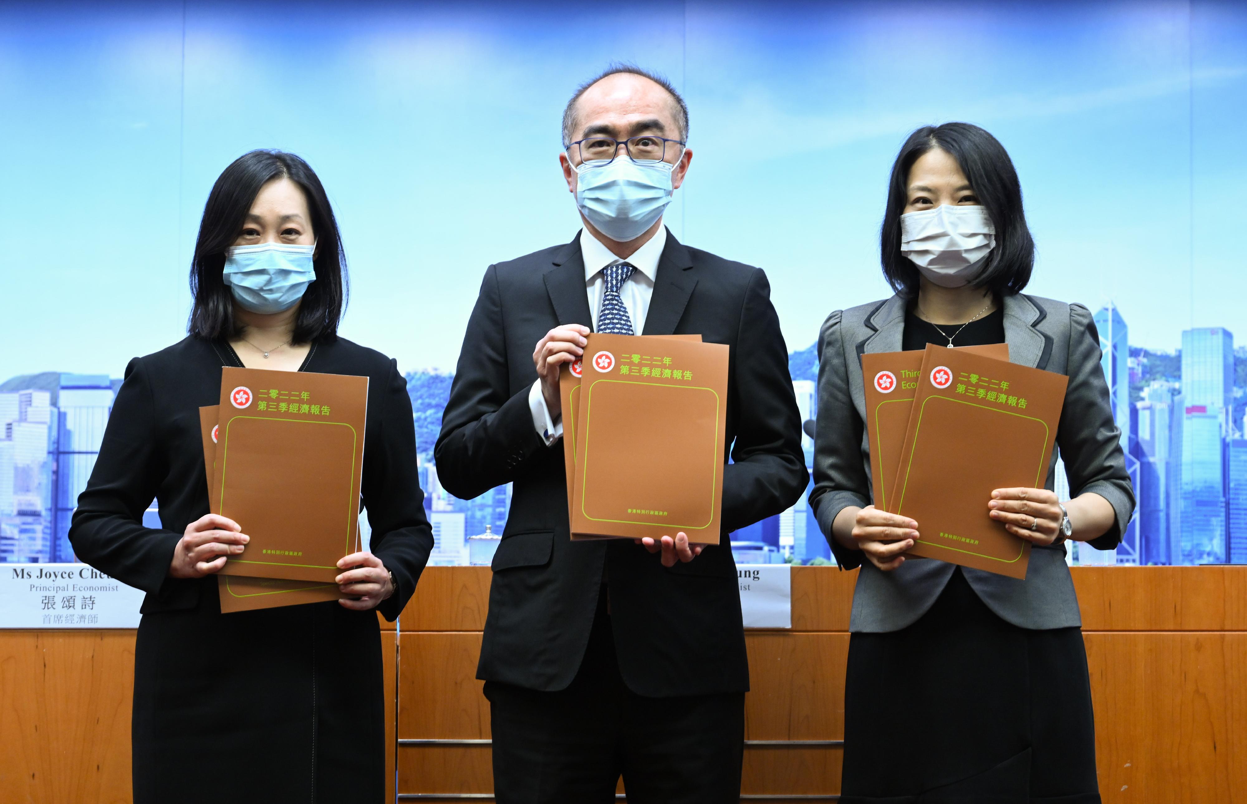 The Government Economist, Mr Adolph Leung (centre), presents the Third Quarter Economic Report 2022 at a press conference today (November 11). Also present are Principal Economist Ms Joyce Cheung (left) and Assistant Commissioner for Census and Statistics Ms Edith Chan (right).