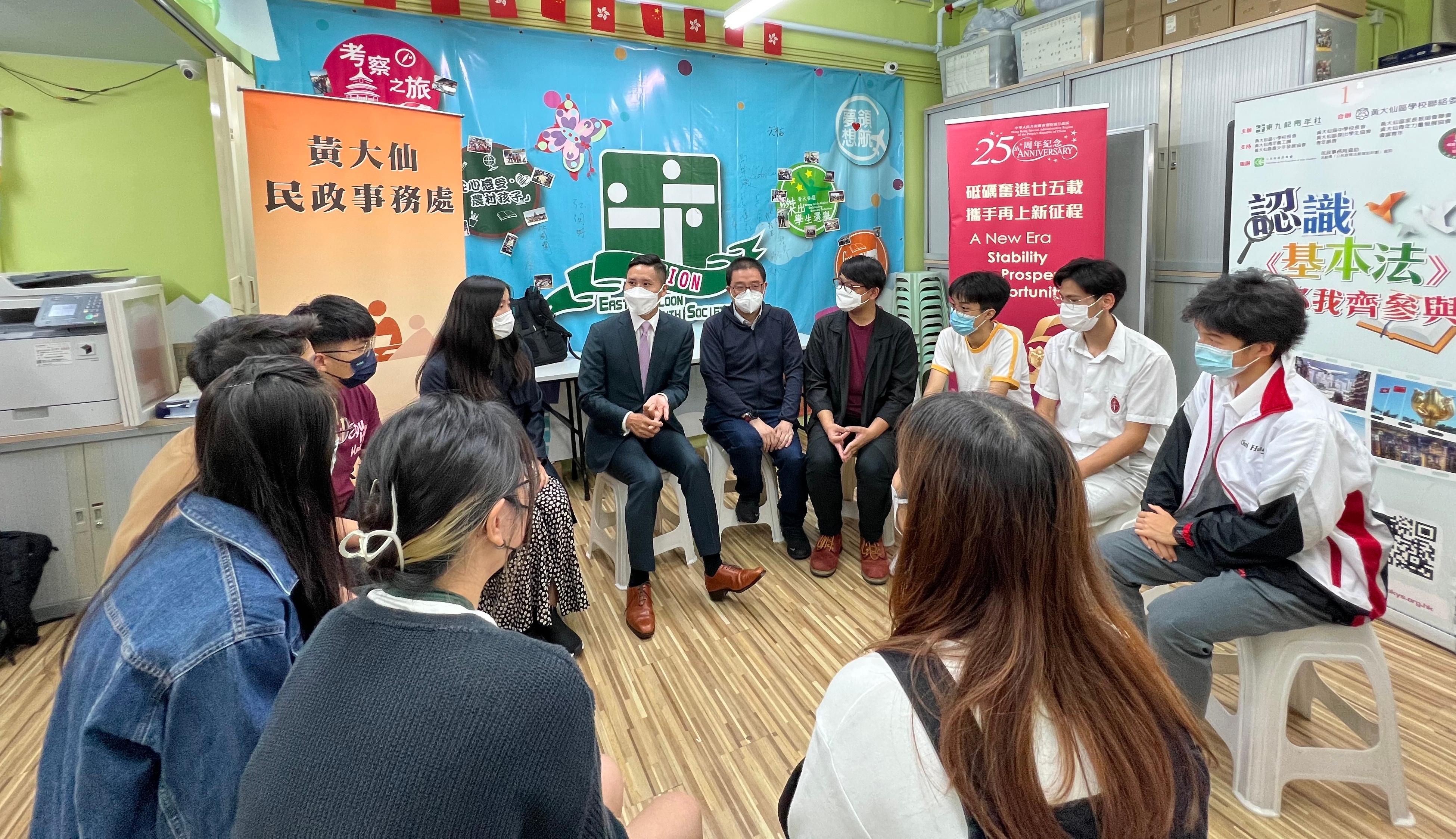 The Wong Tai Sin District Office, together with the East Kowloon Youth Society (EKYS), held a session on "Spirit of the 20th National Congress of the Communist Party of China " at the centre of the EKYS yesterday (November 10). Photo shows the District Officer (Wong Tai Sin), Mr Steve Wong (sixth right, back row), speaking at the session.