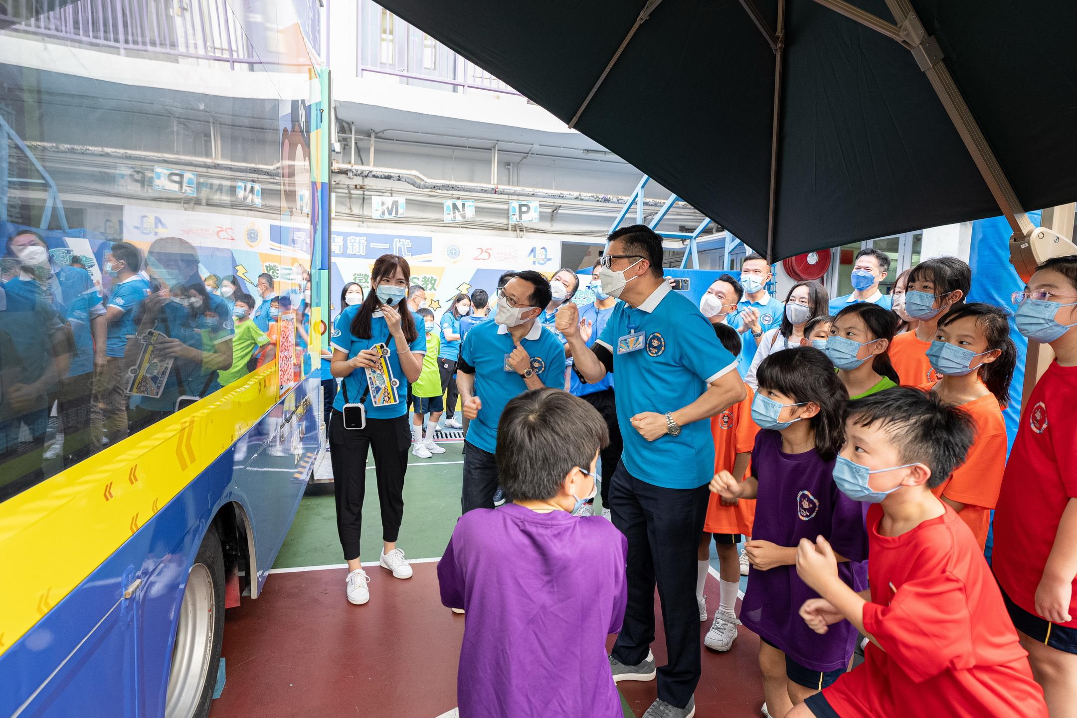 The Correctional Services Department held the kick-off ceremony of its brand-new community education activity "Rehabilitation Express" today (November 11). Photo shows the Secretary for Security, Mr Tang Ping-keung (third left), and the Commissioner of Correctional Services, Mr Wong Kwok-hing (second left), joining students to take part in an interactive game. 