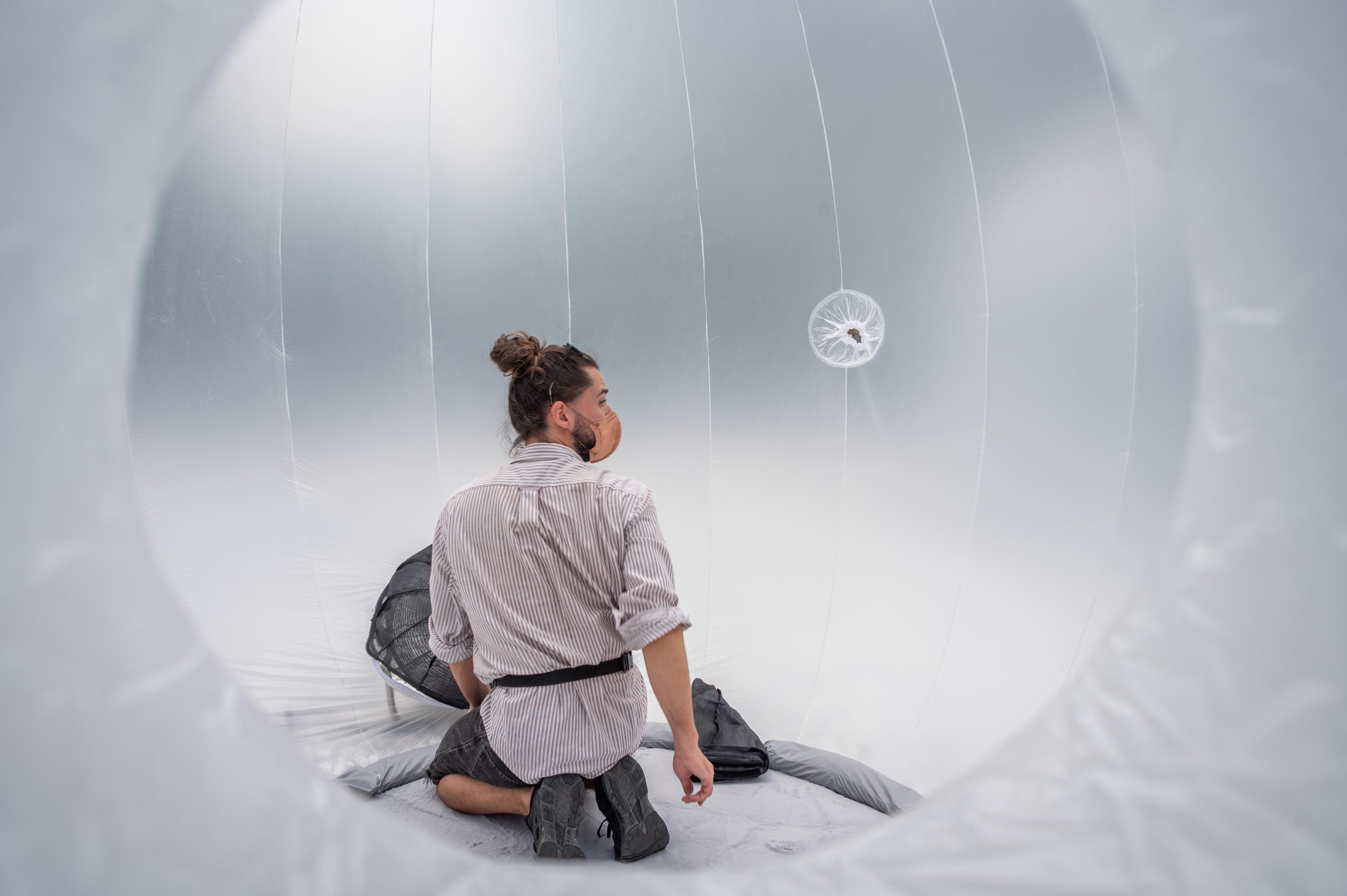 油街實現十一月十三日（星期日）起展出互動裝置《－無－塵室》，參觀者可入內感受沒有空氣污染環境下的呼吸體驗。圖示裝置創作者奧地利藝術家及建築師Adam Hudec。