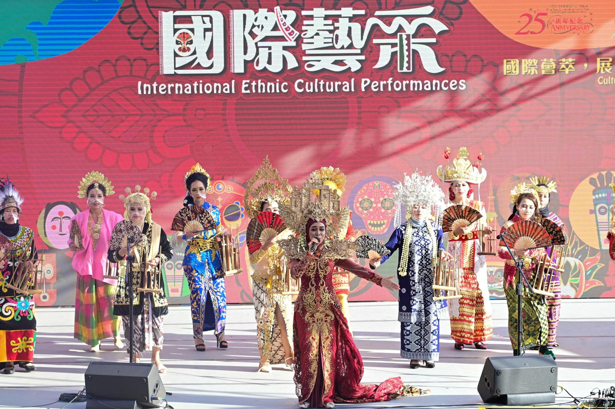 The Leisure and Cultural Services Department held the International Ethnic Cultural Performances at the Hong Kong Cultural Centre Piazza this afternoon (November 13), showcasing the artistry and cultures of different parts of the world through a variety of activities including ethnic stage performances, cultural masks displays and fringe activity booths. Photo shows the Indonesian ethnic dance performance.