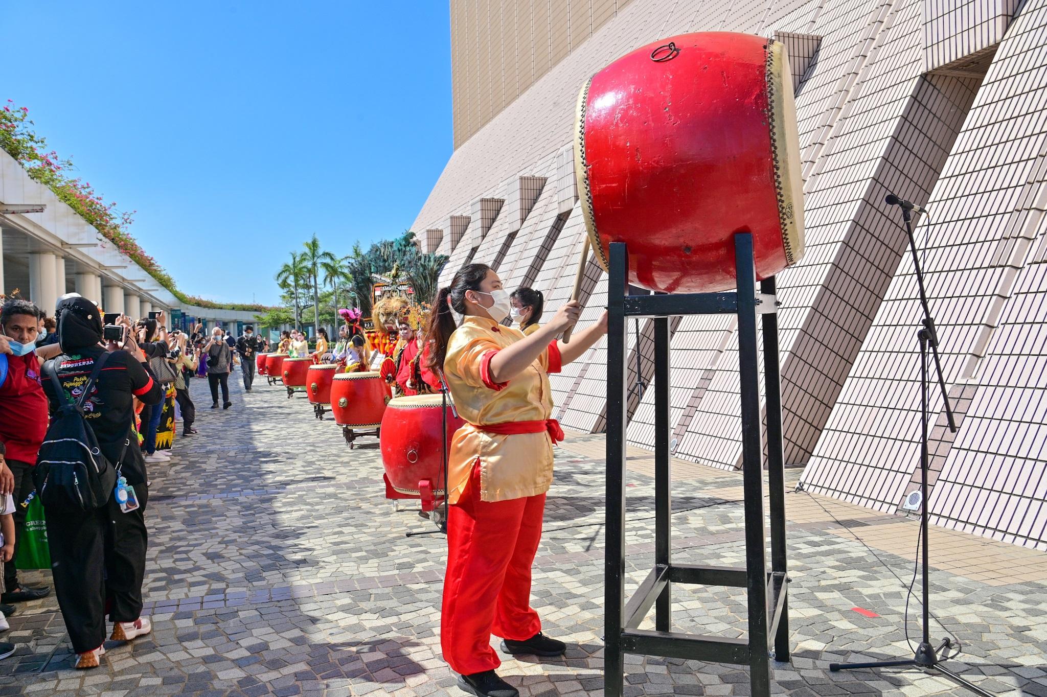 The Leisure and Cultural Services Department held the International Ethnic Cultural Performances at the Hong Kong Cultural Centre Piazza this afternoon (November 13), showcasing the artistry and cultures of different parts of the world through a variety of activities including ethnic stage performances, cultural masks displays and fringe activity booths. Photo shows the drumming performance at the opening ceremony.