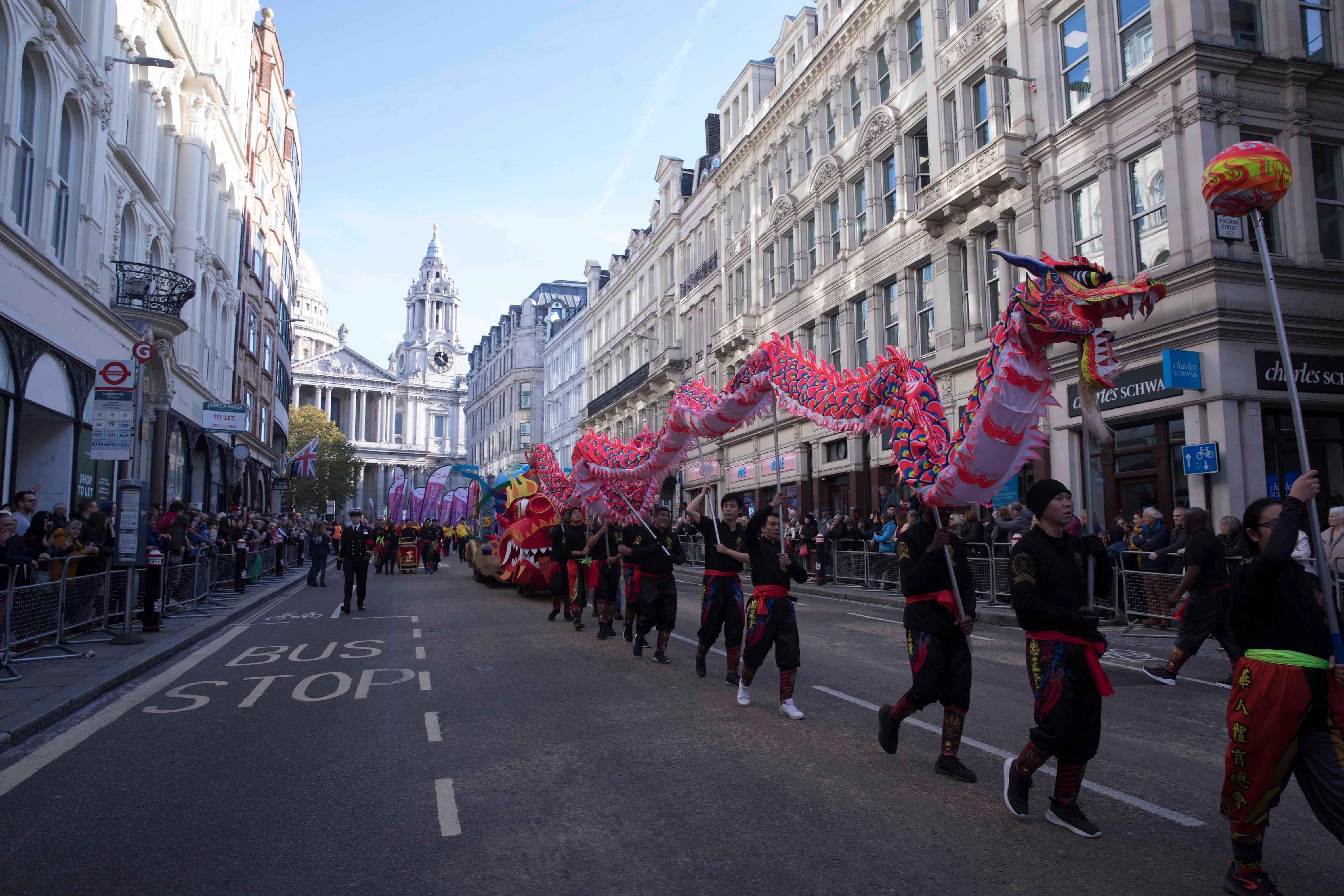 The Hong Kong Economic and Trade Office, London took part in the City of London Lord Mayor's Show on November 12 (London time) with a float highlighting Hong Kong's status as an international financial centre. A total of 25 flag bearers marched alongside the float, commemorating the 25th anniversary of the establishment of the Hong Kong Special Administrative Region. Photo shows the float passing through the streets of London. 