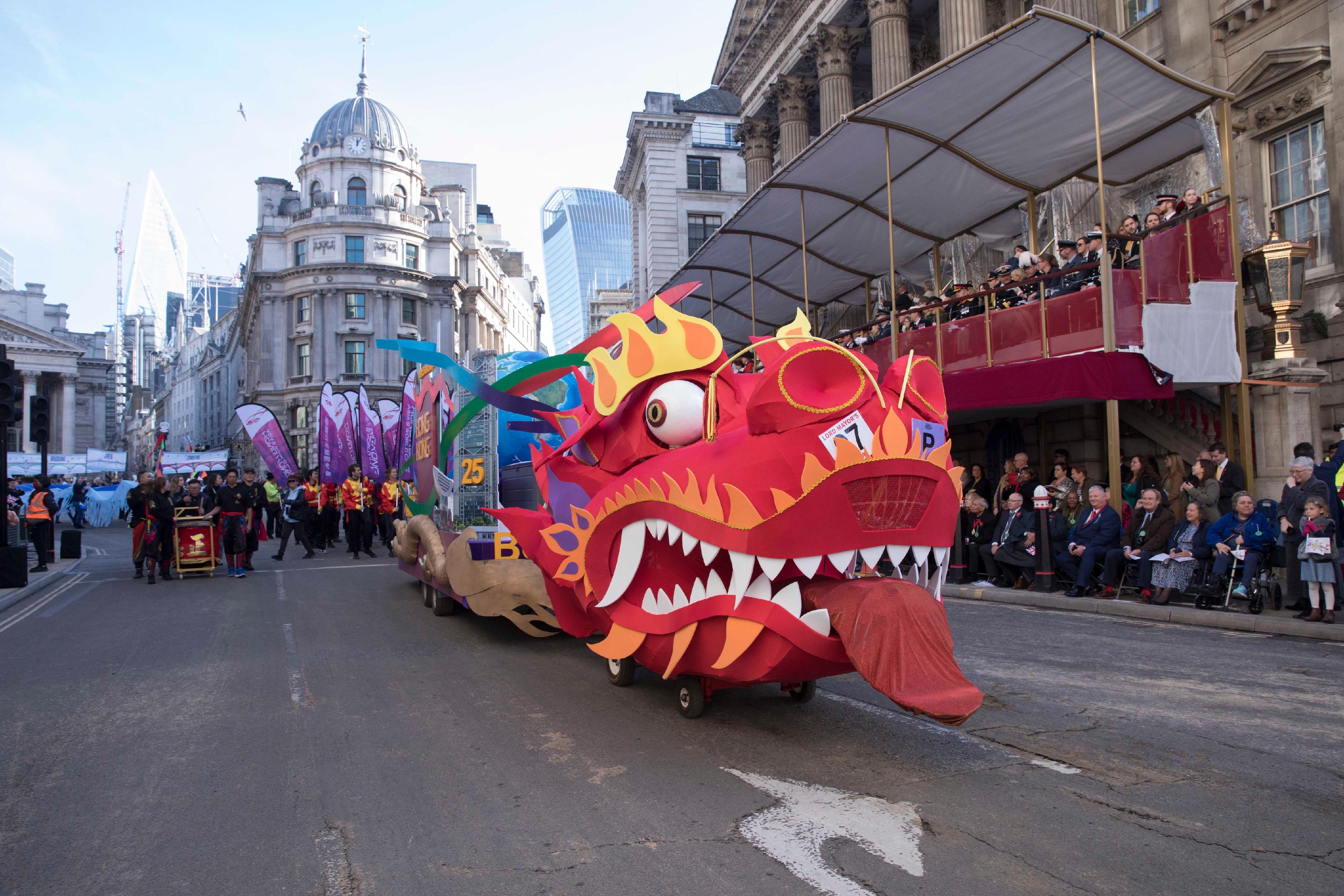 The Hong Kong Economic and Trade Office, London took part in the City of London Lord Mayor's Show on November 12 (London time) with a float highlighting Hong Kong's status as an international financial centre. A total of 25 flag bearers marched alongside the float, commemorating the 25th anniversary of the establishment of the Hong Kong Special Administrative Region. Photo shows the float passing the Mansion House.