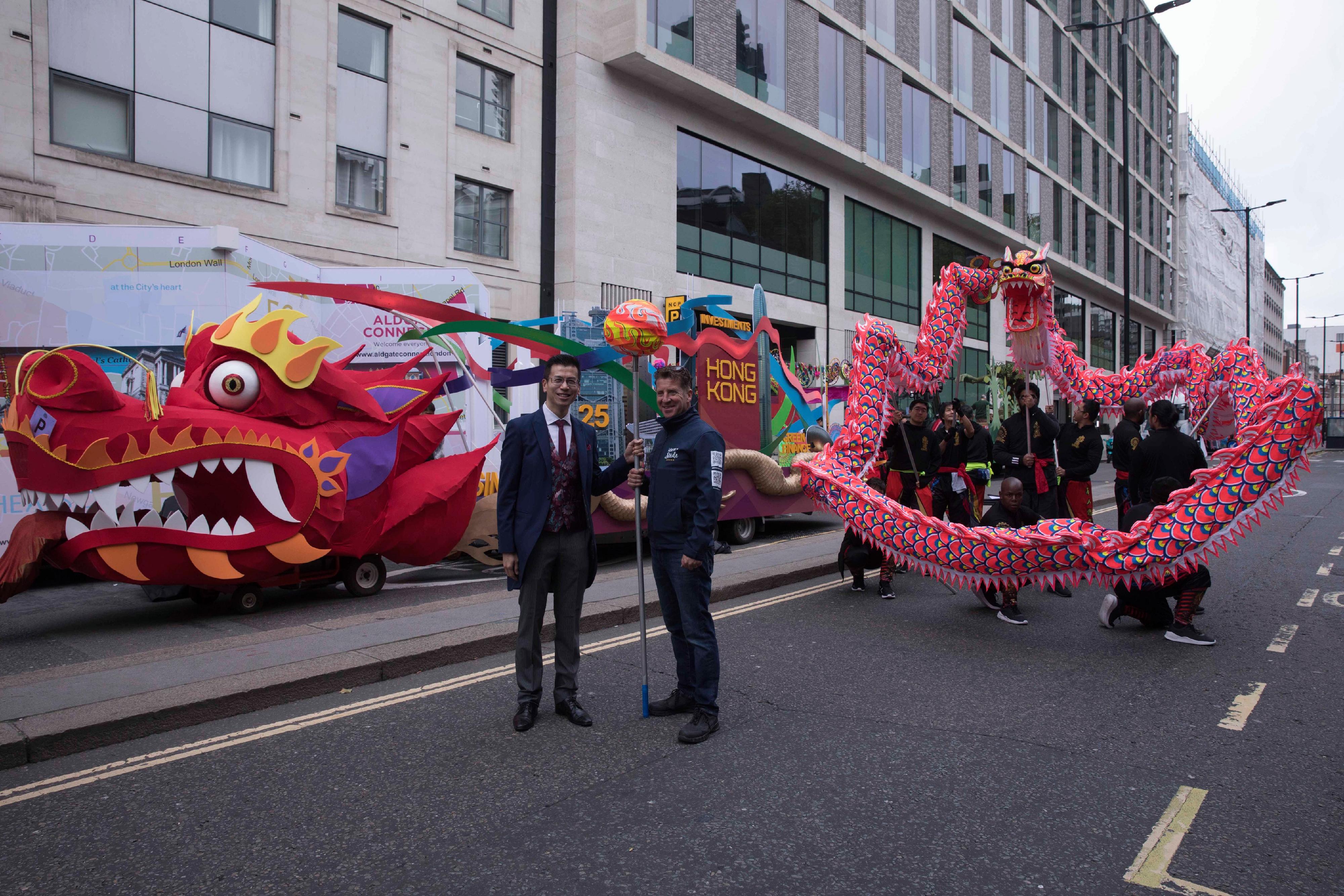 The Hong Kong Economic and Trade Office, London (London ETO) took part in the City of London Lord Mayor's Show on November 12 (London time) with a float highlighting Hong Kong's status as an international financial centre. A total of 25 flag bearers marched alongside the float, commemorating the 25th anniversary of the establishment of the Hong Kong Special Administrative Region. Photo shows the Director-General of the London ETO, Mr Gilford Law (left), and the designer of the Hong Kong float, Mr Simon Glover (right) at the event.