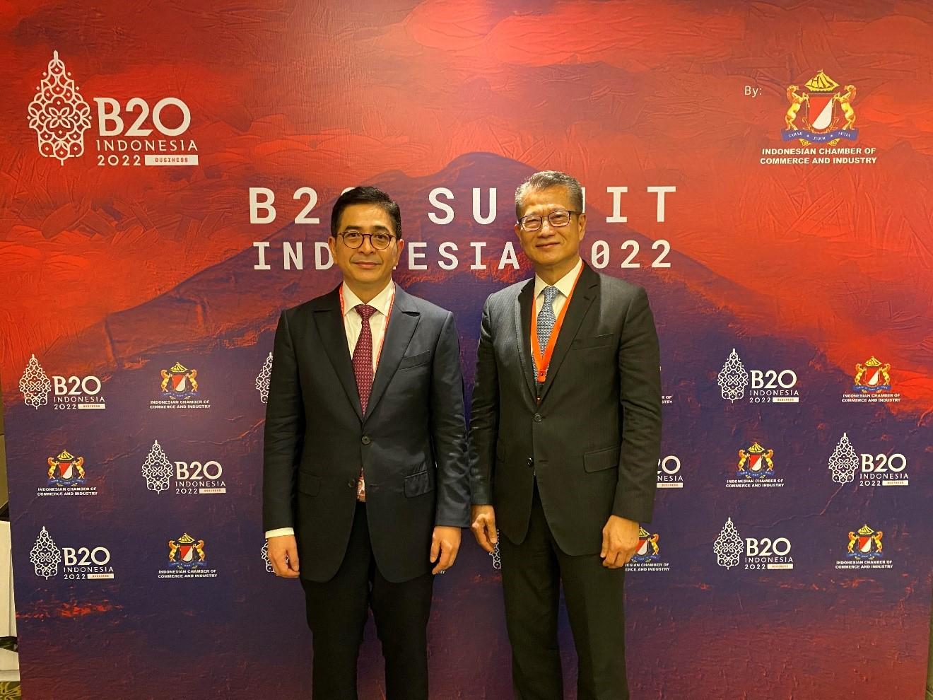 The Financial Secretary, Mr Paul Chan, arrived in Bali, Indonesia, for a visit today (November 14). Photo shows Mr Chan (right) meeting with the Chairman of the Indonesian Chamber of Commerce and Industry, Mr Arsjad Rasjid (left), to introduce Hong Kong's latest situation and its institutional advantages under the "one country, two systems" principle. Both sides also discussed the strengthening of bilateral investment and trade co-operation matters, and exchanged views on the economic outlook of the Asian region and various other topics of mutual interest.