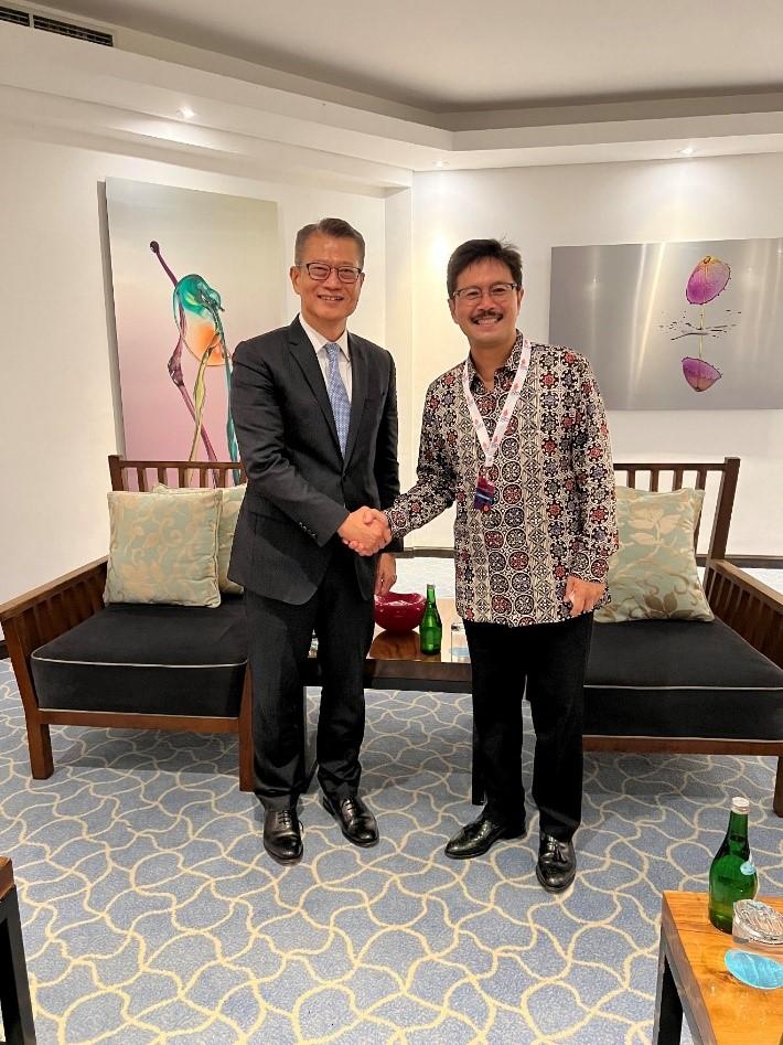 The Financial Secretary, Mr Paul Chan, arrived in Bali, Indonesia, for a visit today (November 14). Photo shows Mr Chan (left) meeting with the Chief Executive Officer of PT Indonesia Infrastructure Finance, Mr Reynaldi Hermansjah (right), to promote Hong Kong's favourable environment for investment and business, and to explore opportunities for co-operation in green bond issuance, infrastructure financing and other business areas.