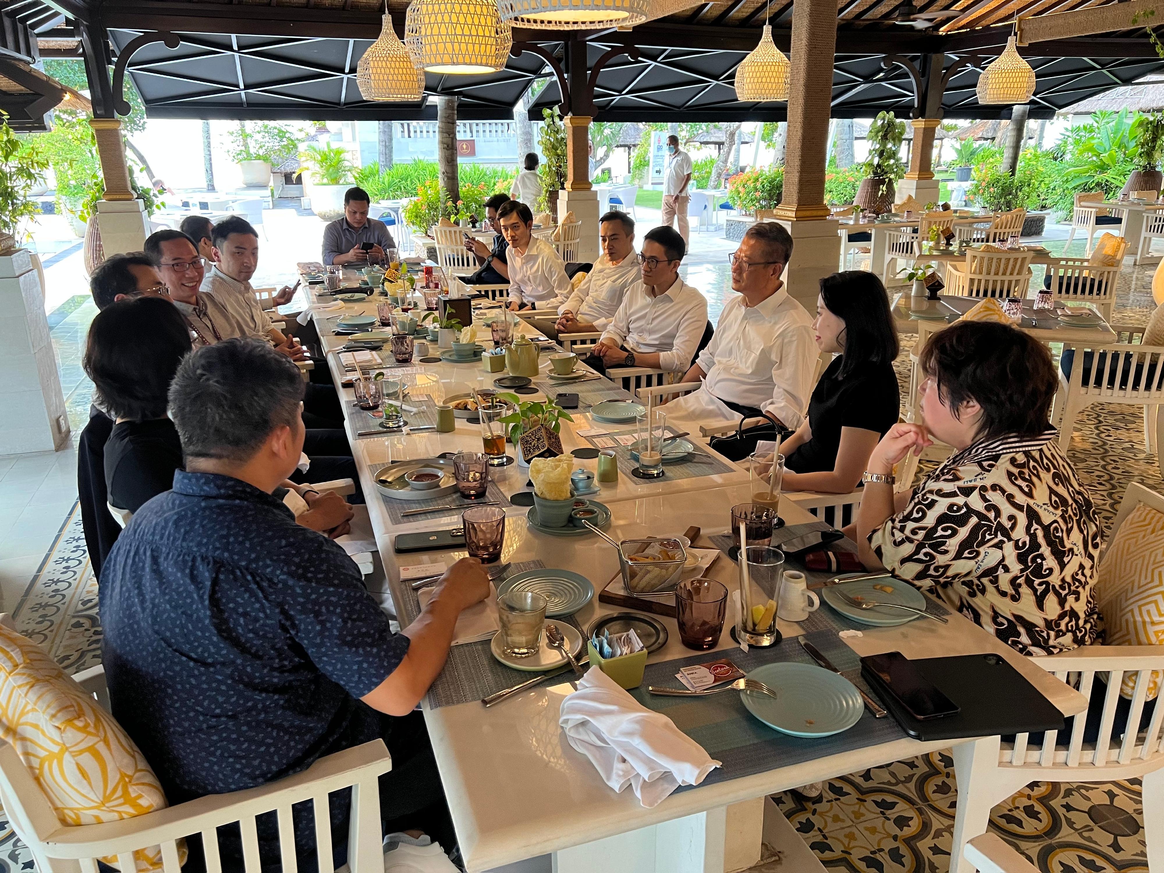 The Financial Secretary, Mr Paul Chan, arrived in Bali, Indonesia, for a visit today (November 14). Photo shows Mr Chan (third right) attending a tea gathering with the Hong Kong community in Bali to learn more about their daily lives and business operations.