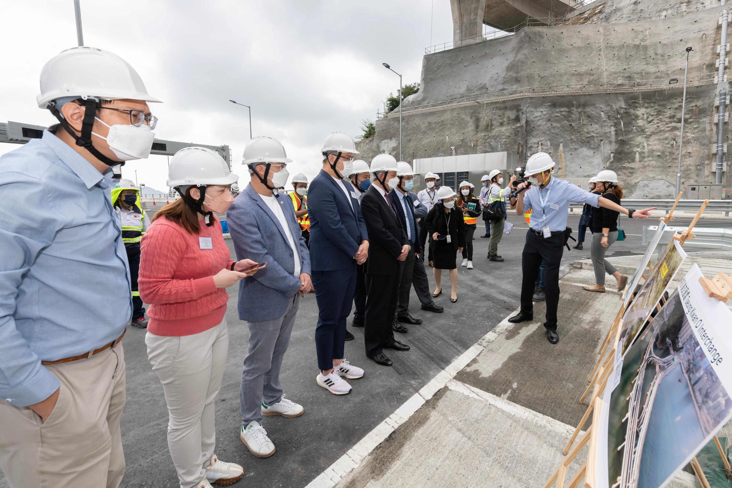The Legislative Council (LegCo) Panel on Transport today (November 15) visited the Tseung Kwan O-Lam Tin Tunnel (TKO-LT Tunnel) and Cross Bay Link, Tseung Kwan O. Photo shows LegCo Members visiting the TKO-LT Tunnel to learn about the latest situation of the project before its commissioning.