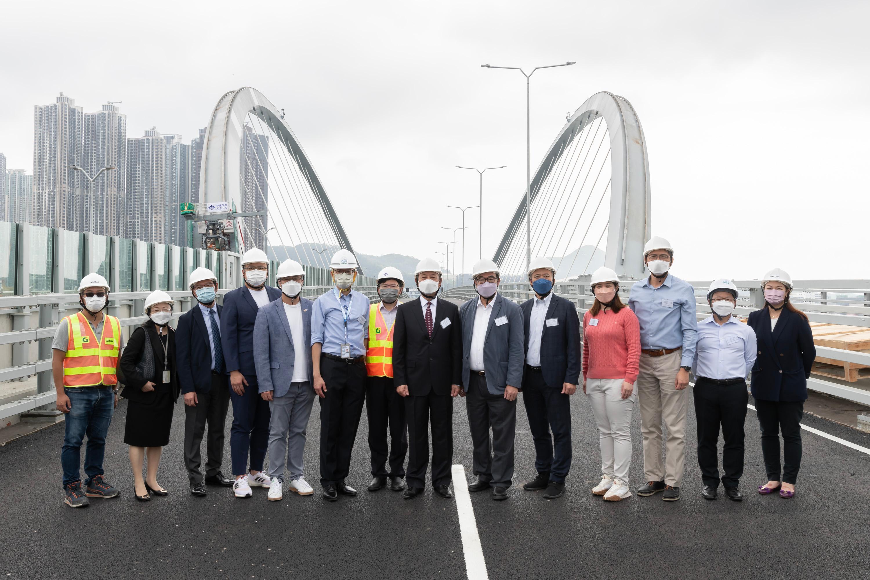 The Legislative Council (LegCo) Panel on Transport today (November 15) visited the Tseung Kwan O-Lam Tin Tunnel (TKO-LT Tunnel) and Cross Bay Link, Tseung Kwan O. Photo shows LegCo Members posing for a group photo with representatives of the Government and the construction contractor on the marine viaduct of the Cross Bay Link, Tseung Kwan O, namely Mr Tony Tse (third left), Mr Stanley Li (fourth left), Mr Ngan Man-yu (fifth left), Mr Frankie Yick (seventh right), Ir Dr Lo Wai-kwok (sixth right), Mr Yiu Pak-leung (fifth right), Ms Lam So-wai (fourth right) and Mr Luk Chung-hung (third right).