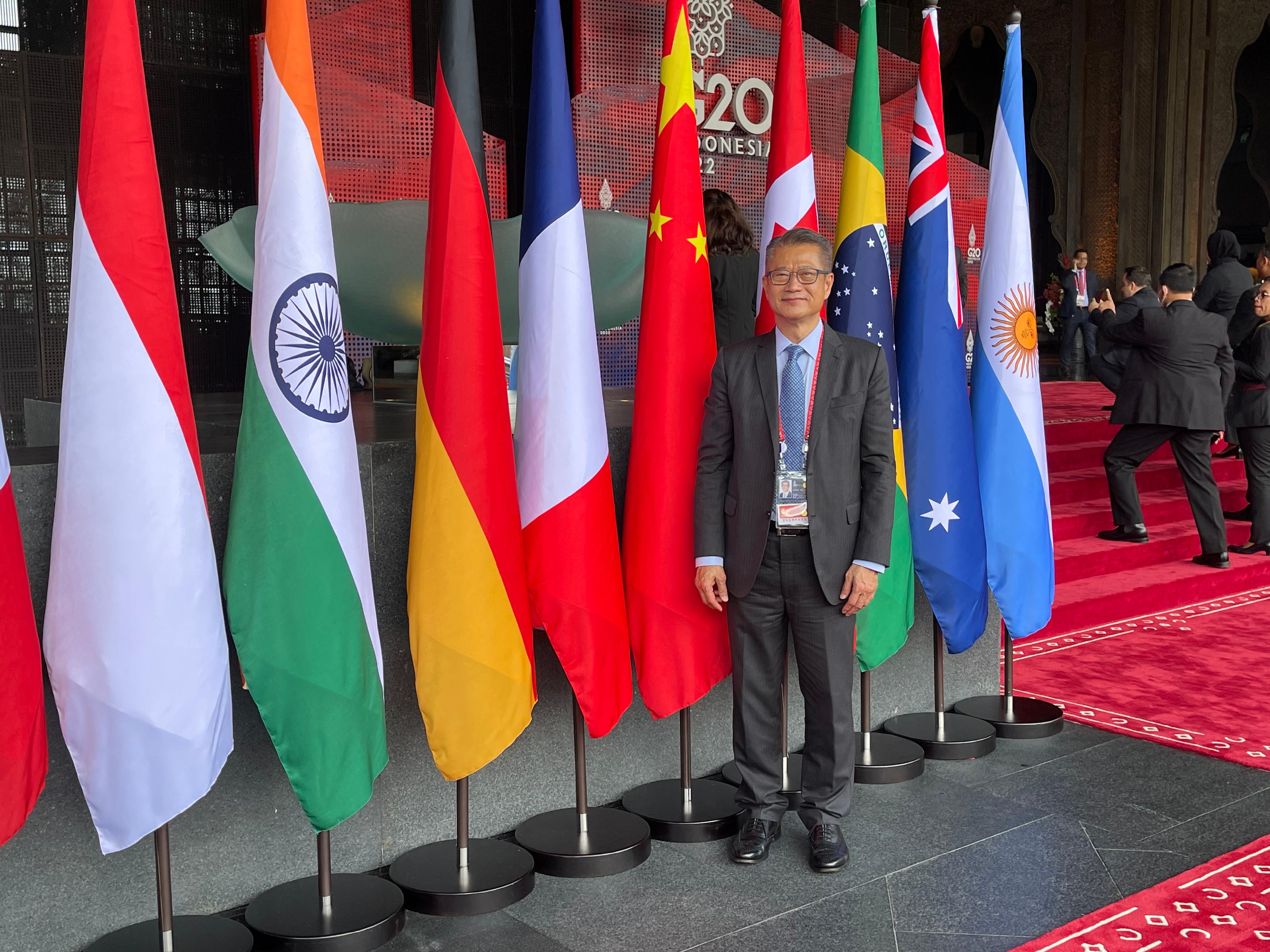 財政司司長陳茂波今日（十一月十五日）以中華人民共和國代表團成員身分在印尼巴厘島出席二十國集團領導人峰會。