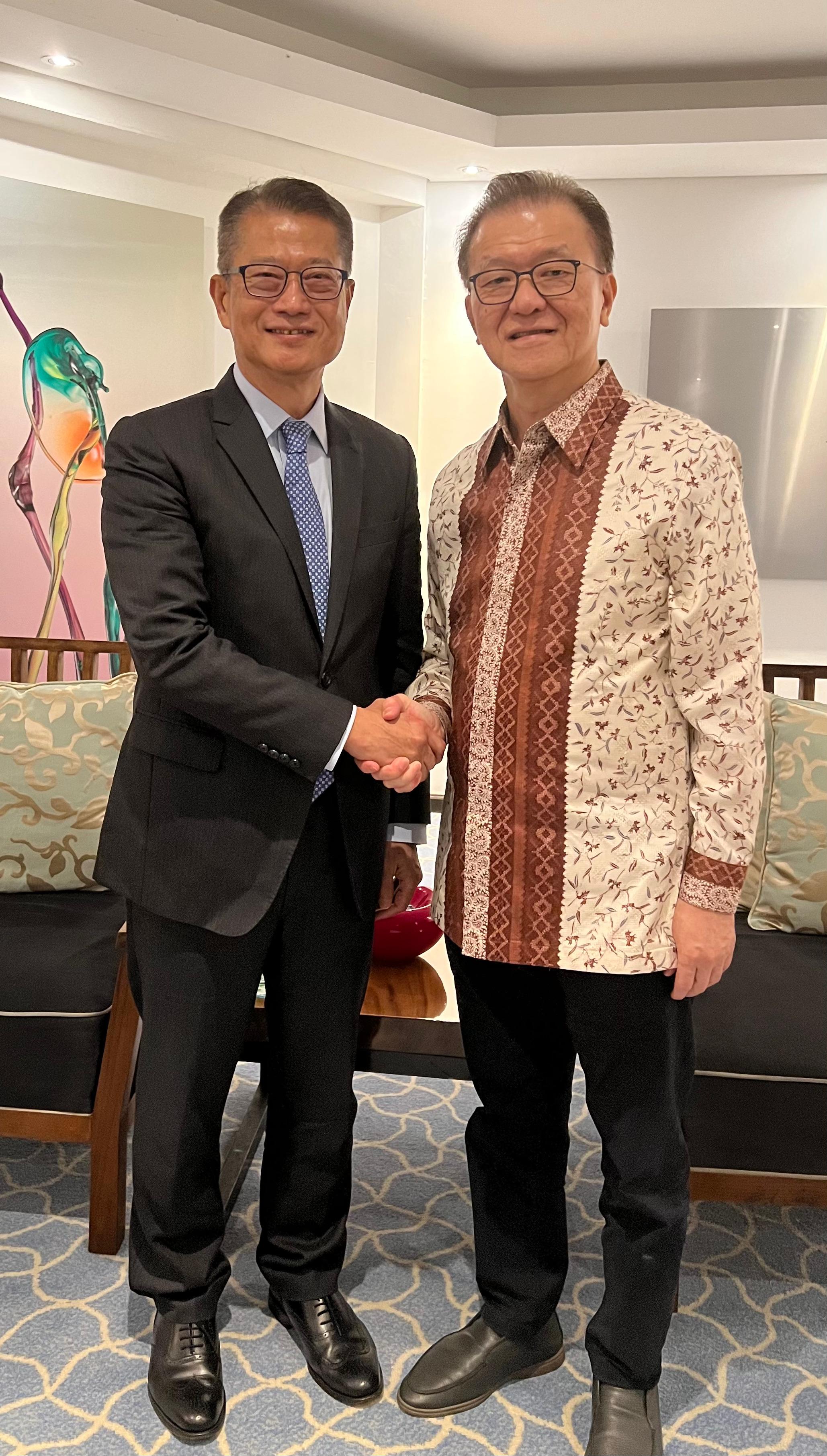 The Financial Secretary, Mr Paul Chan, today (November 15) attended the Group of Twenty (G20) Leaders' Summit in Bali, Indonesia, as part of the delegation of the People's Republic of China. Photo shows Mr Chan (left) meeting with the Chairman and CEO of Sinar Mas, Mr Franky Widjaja (right), after attending the summit.