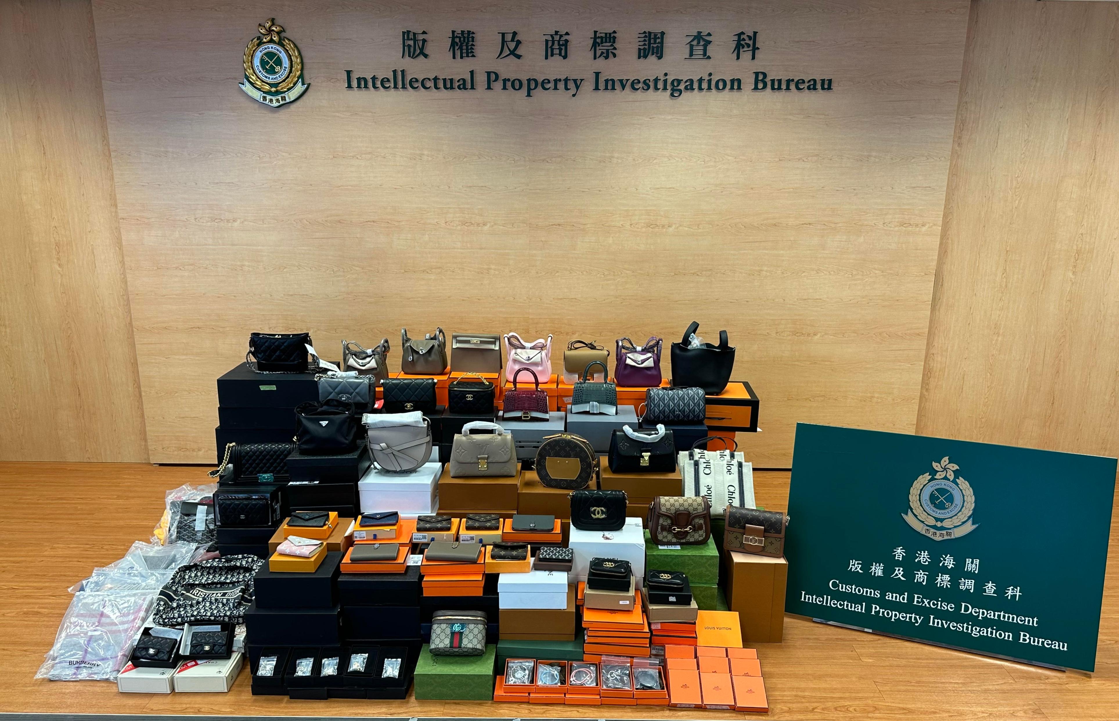 香港海关昨日（十一月十四日）采取执法行动，打击网上售卖冒牌皮具和饰物，检获约三百八十件怀疑冒牌物品，包括皮手袋、皮银包和饰物，估计市值约七十五万元。图示部分检获的怀疑冒牌物品。