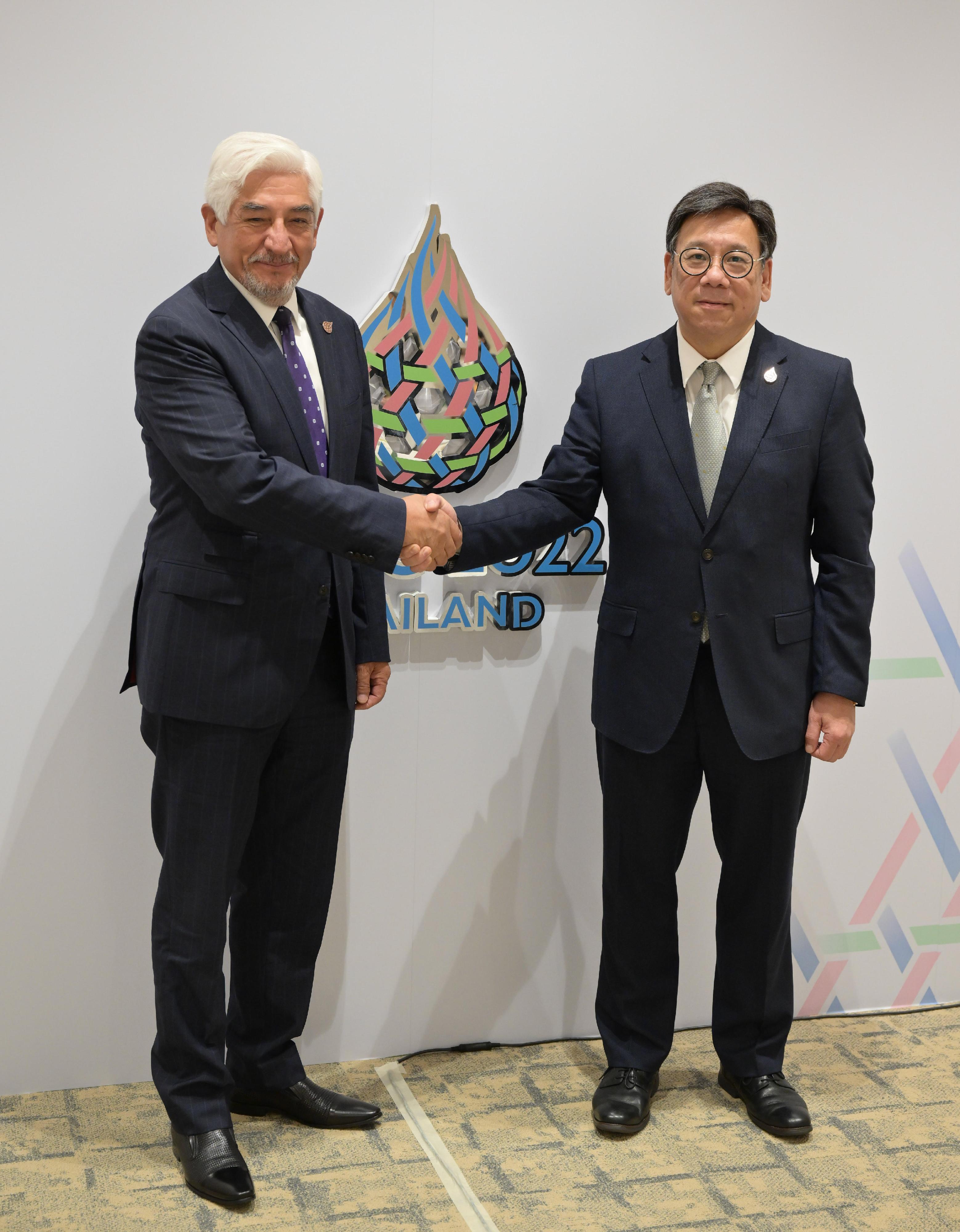 The Secretary for Commerce and Economic Development, Mr Algernon Yau, arrived at Bangkok, Thailand, today (November 16) to attend the Asia-Pacific Economic Cooperation Ministerial Meeting. After his arrival, Mr Yau (right) met with the Vice Minister of Foreign Trade of Peru, Mr Miguel Palomino (left). The two sides announced the formal launch of negotiations for a free trade agreement between Hong Kong and Peru after the meeting.
