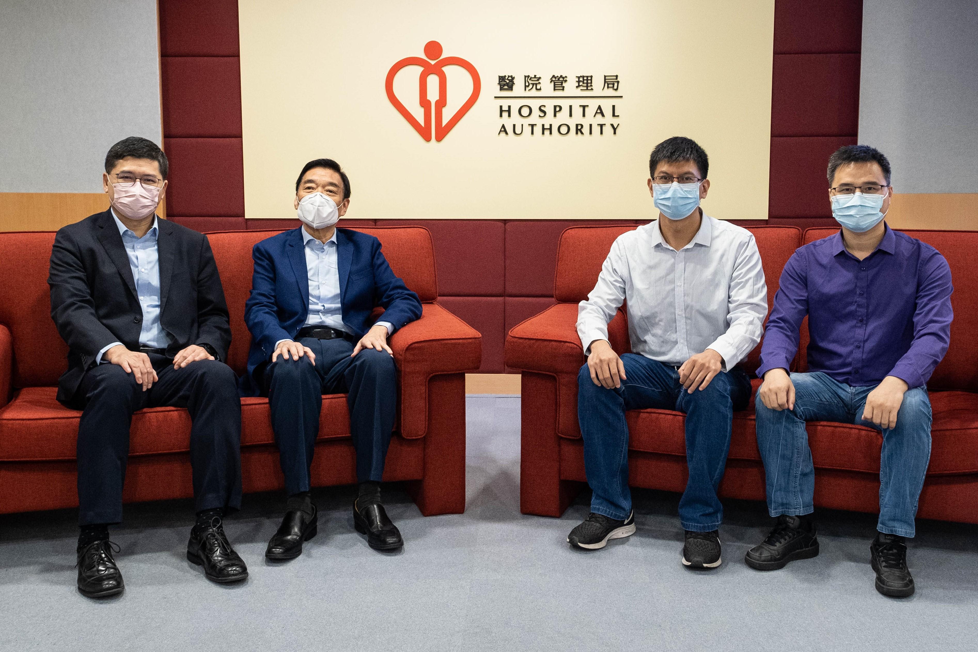 The Hospital Authority Chairman, Mr Henry Fan (second left), and the Chief Executive, Dr Tony Ko (first left), today (November 16) met with Chief Physician Xie Dongping (second right) and Associate Chief Physician Wu Guangping (first right), and expressed heartfelt appreciation to them for coming to Hong Kong to participate in the "Greater Bay Area Chinese Medicine Visiting Scholars Programme".