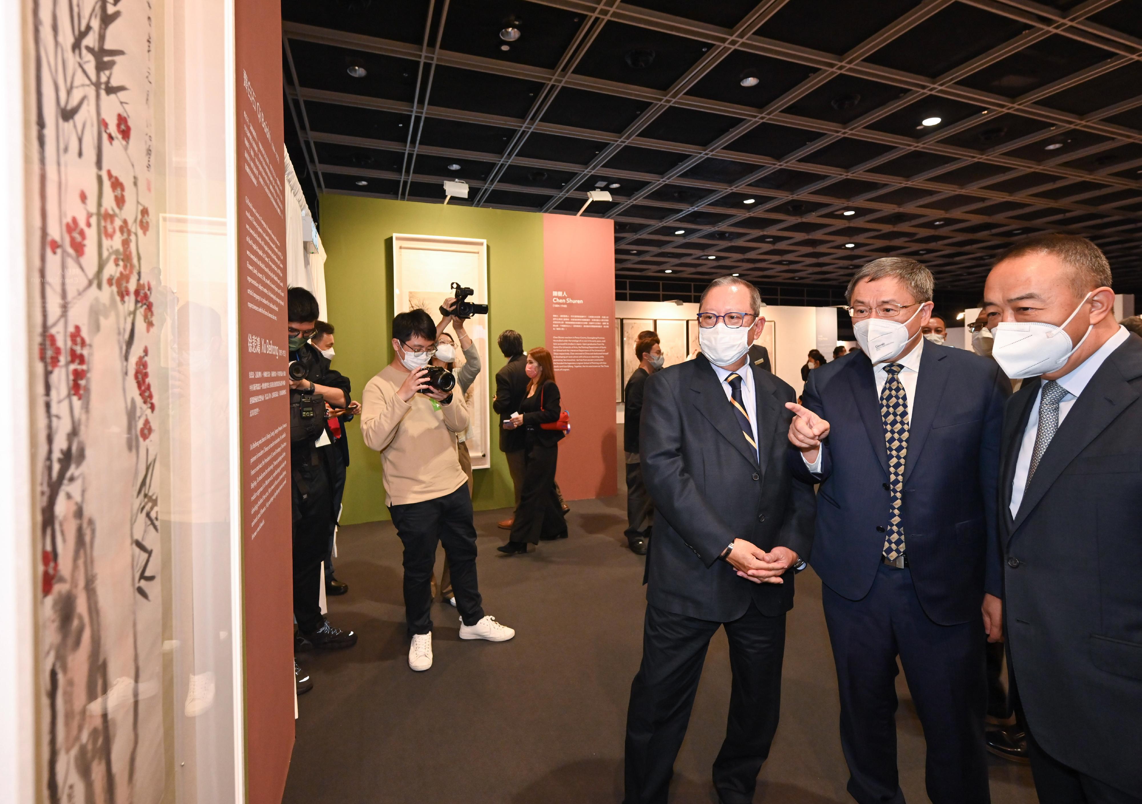 政務司副司長卓永興今日（十一月十六日）出席「藝文香港ART HK」藝術展覽及國際藝術論壇開幕儀式。圖示卓永興（右二）參觀「藝文香港ART HK」藝術展覽。